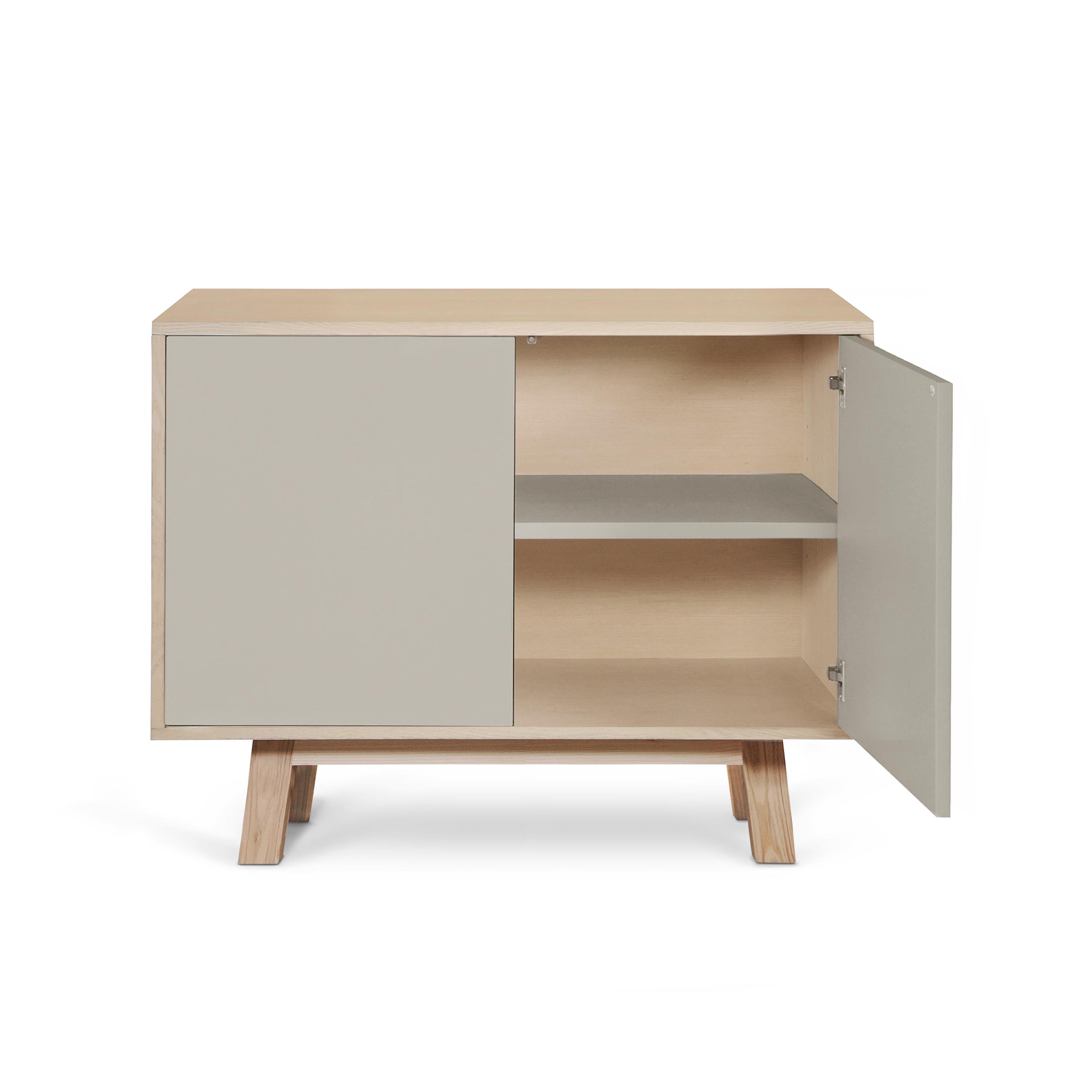 XXI secolo e contemporaneo Armadio basso di design a 2 ante in legno grigio chiaro, realizzato artigianalmente in Francia in vendita