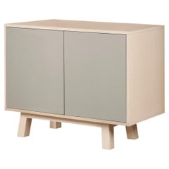 Mueble bajo de madera de 2 puertas gris claro de diseño, fabricado a mano en Francia