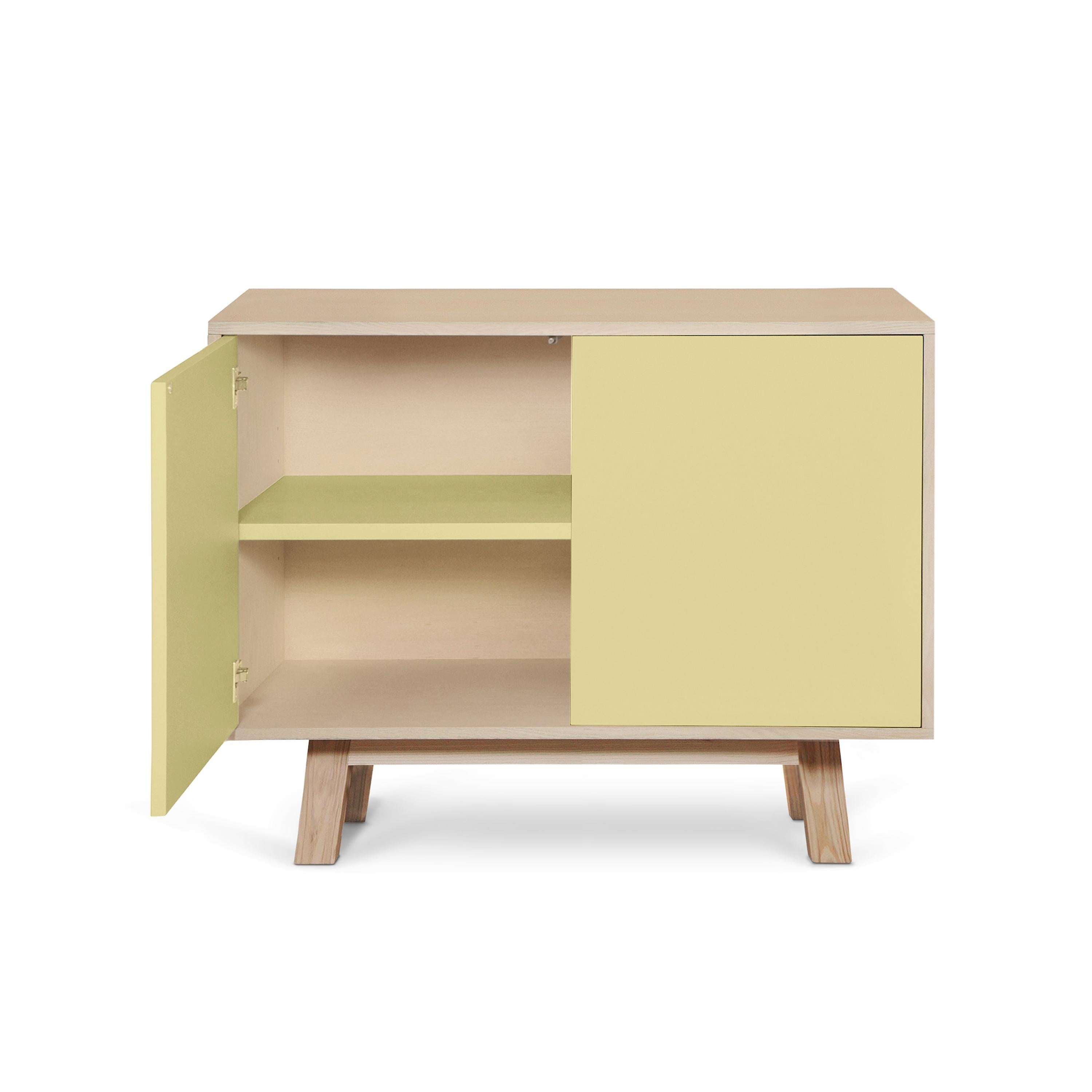 Questo mobile a 2 ante è stato progettato da Eric Gizard, Parigi, e realizzato al 100% a mano in Francia.

È realizzato in legno massello di frassino francese, impiallacciato adh e ante laccate in pannelli MDF. 

Le due porte si aprono con una