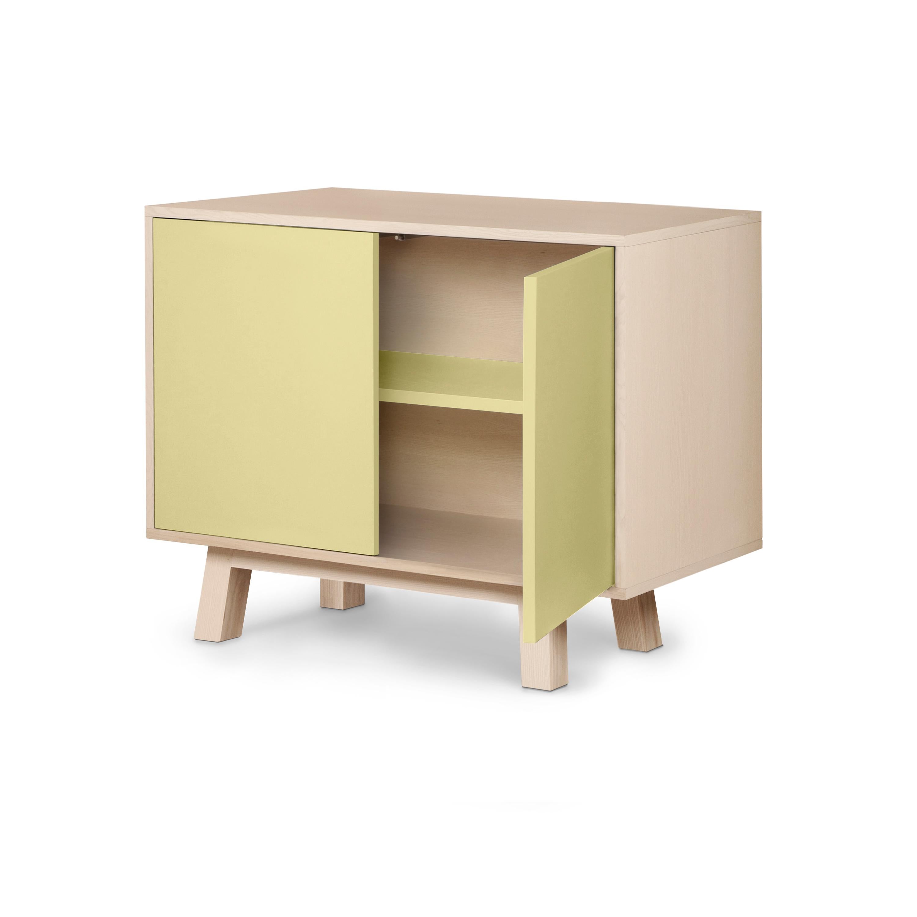 Scandinavo moderno Armadio basso di design a 2 ante in legno giallo personalizzabile, realizzato a mano in Francia in vendita