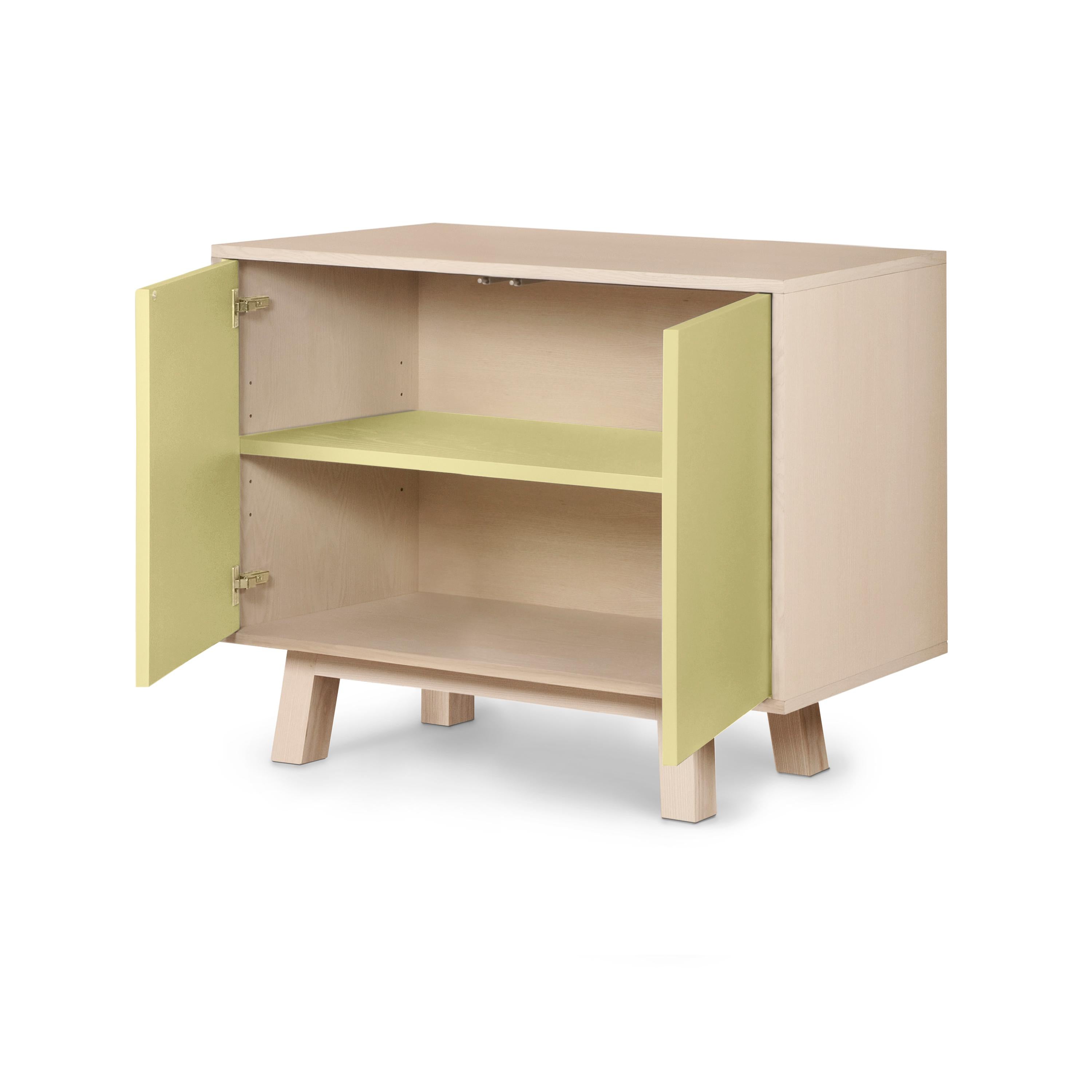 Laccato Armadio basso di design a 2 ante in legno giallo personalizzabile, realizzato a mano in Francia in vendita