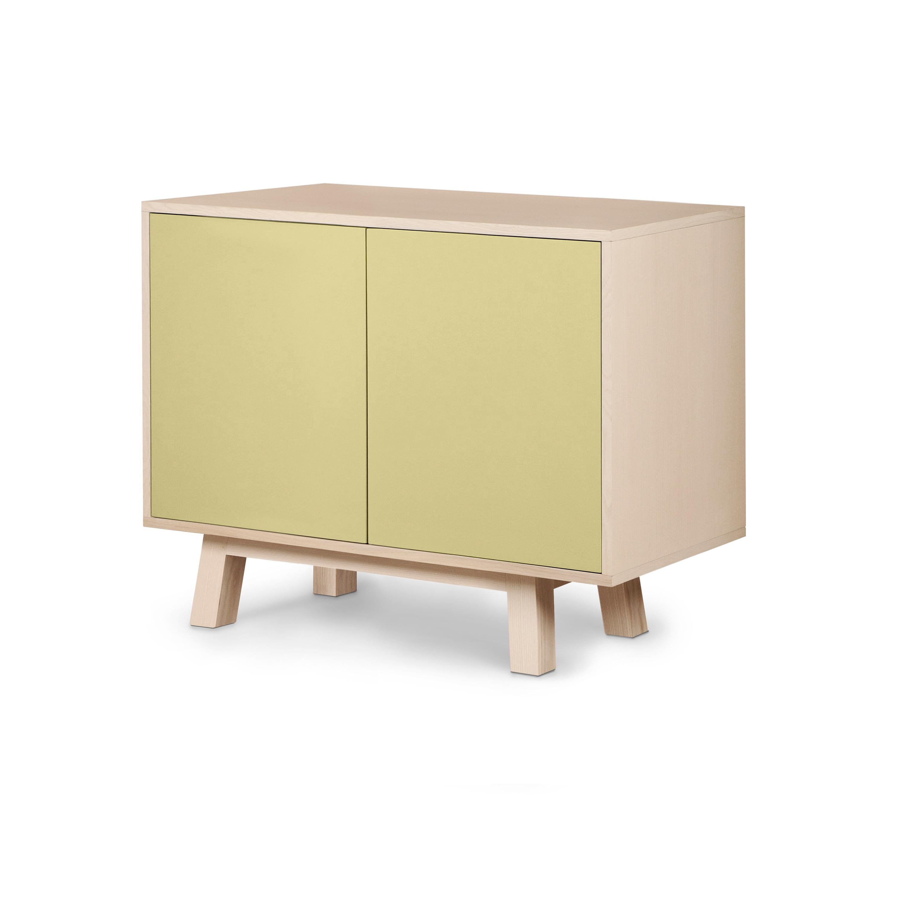 Armadio basso di design a 2 ante in legno giallo personalizzabile, realizzato a mano in Francia In condizioni Nuovo in vendita a Landivy, FR