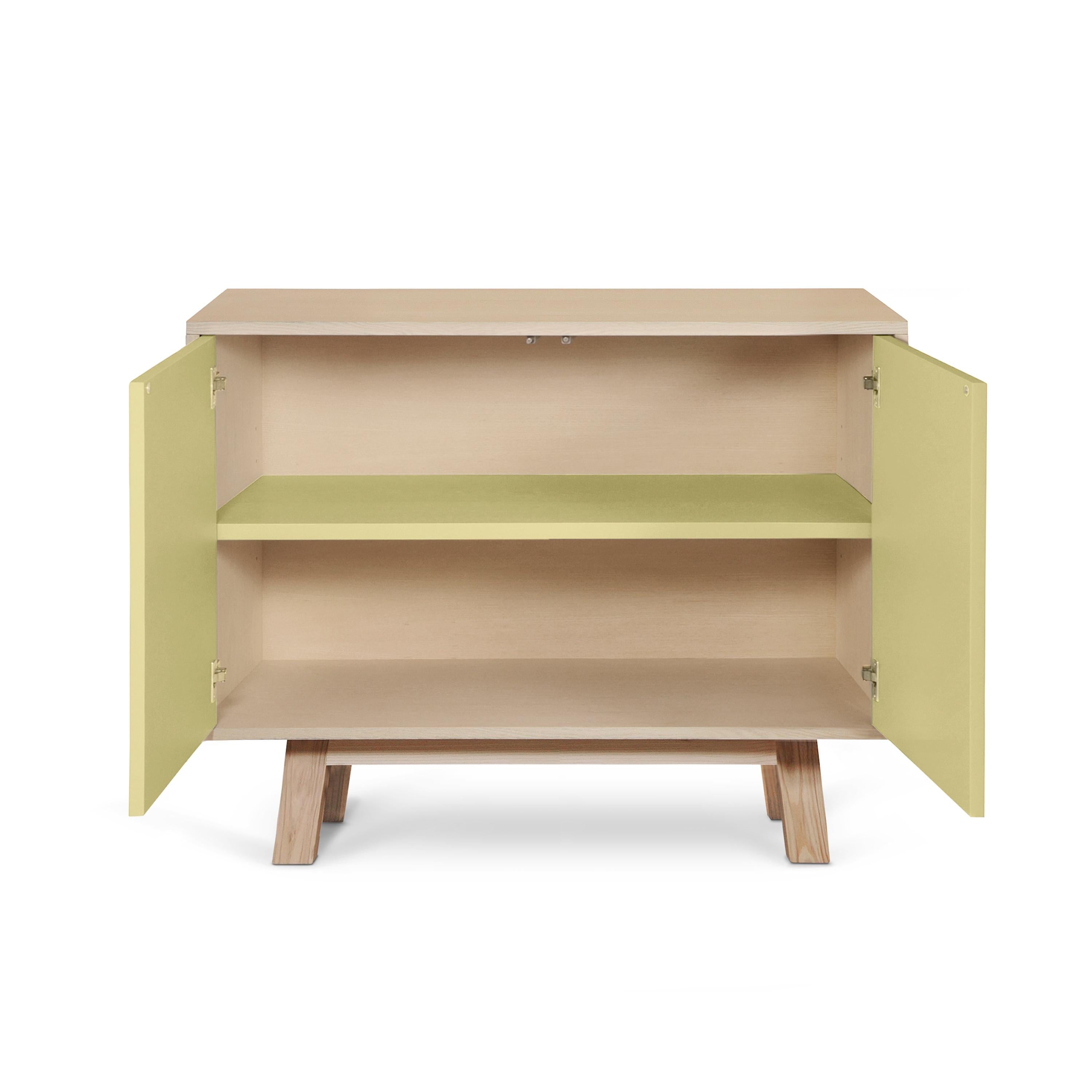 XXI secolo e contemporaneo Armadio basso di design a 2 ante in legno giallo personalizzabile, realizzato a mano in Francia in vendita