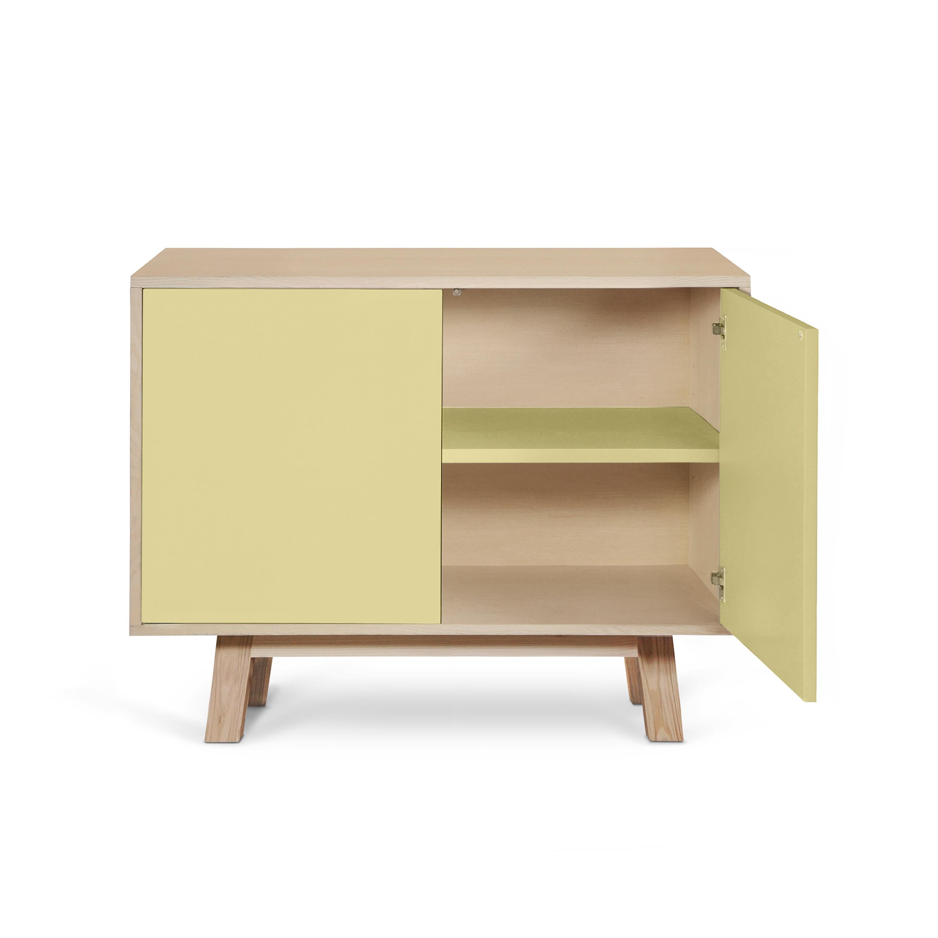 Legno Armadio basso di design a 2 ante in legno giallo personalizzabile, realizzato a mano in Francia in vendita