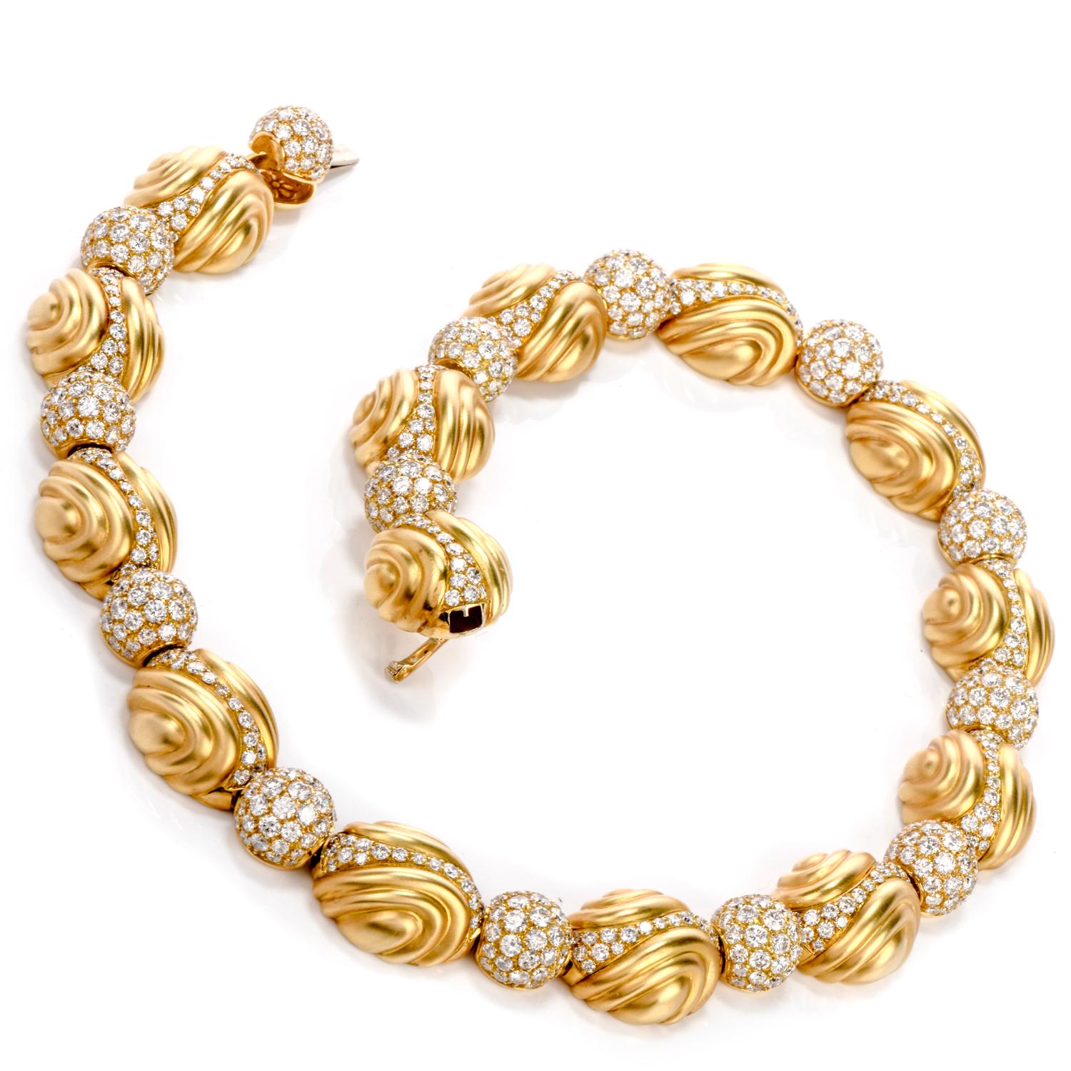 Dieser Ambrosi  Designer-Halskette wurde von einem orbitalen und elliptischen

Motiv und aus feinem 18-karätigem Gelbgold gefertigt.

14 einzelne Glieder sind zu elliptischen und phantasievollen Formen geformt

während 14 kugelförmige Diamantkugeln