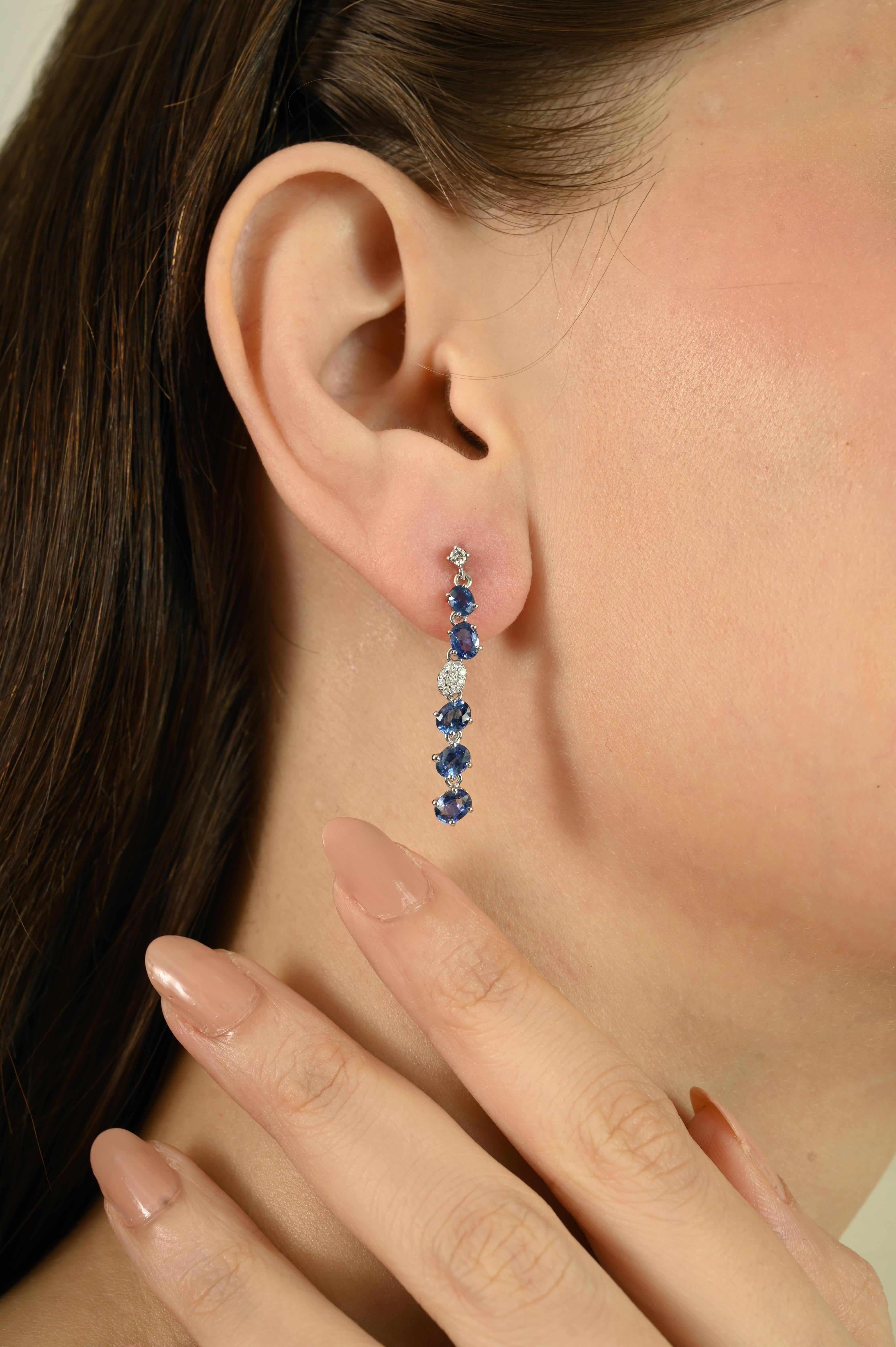 Taglio ovale Orecchini di design con zaffiro blu e diamante da 3,27 carati in oro bianco 14k per donna in vendita