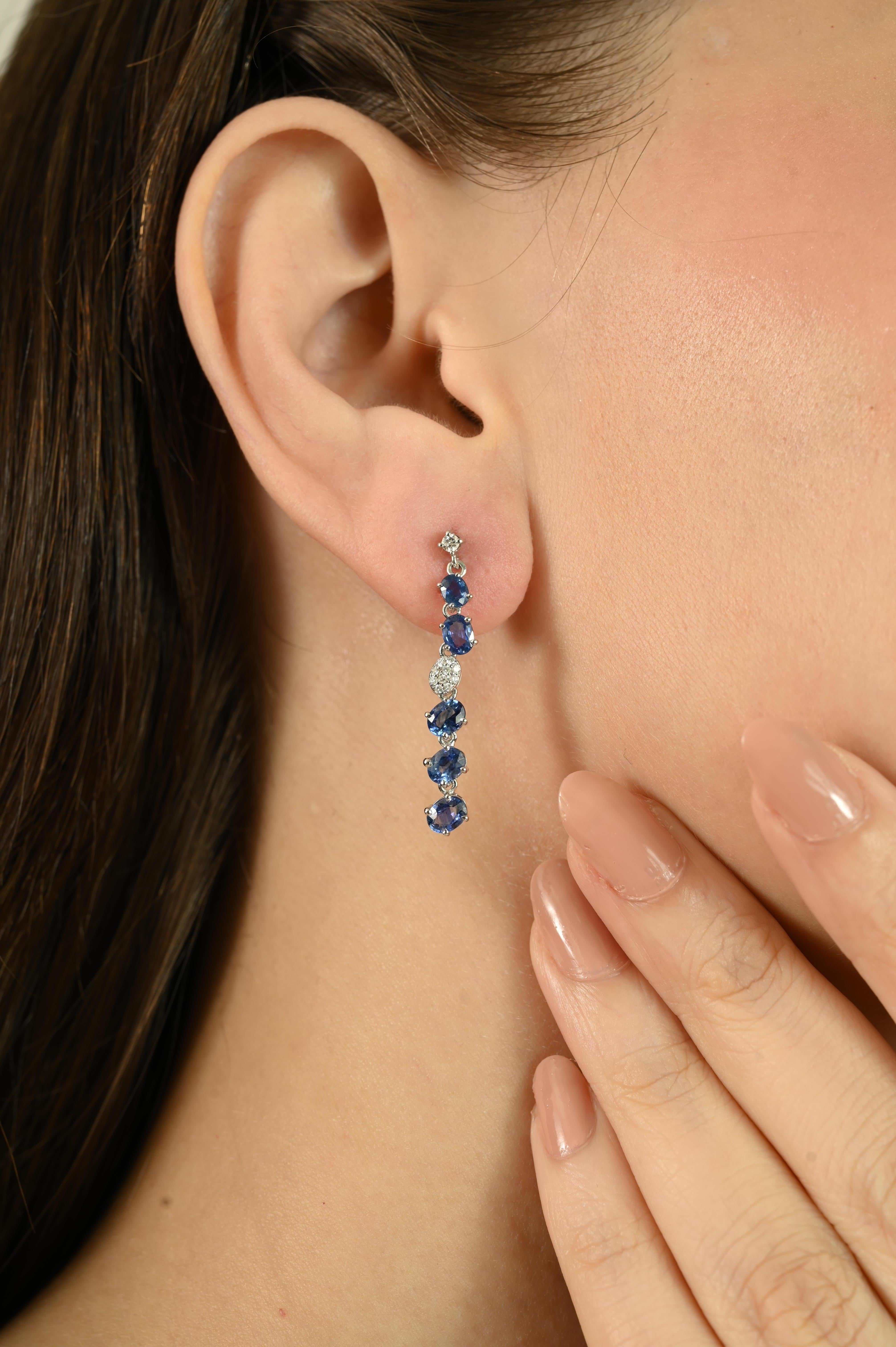Donna Orecchini di design con zaffiro blu e diamante da 3,27 carati in oro bianco 14k per donna in vendita