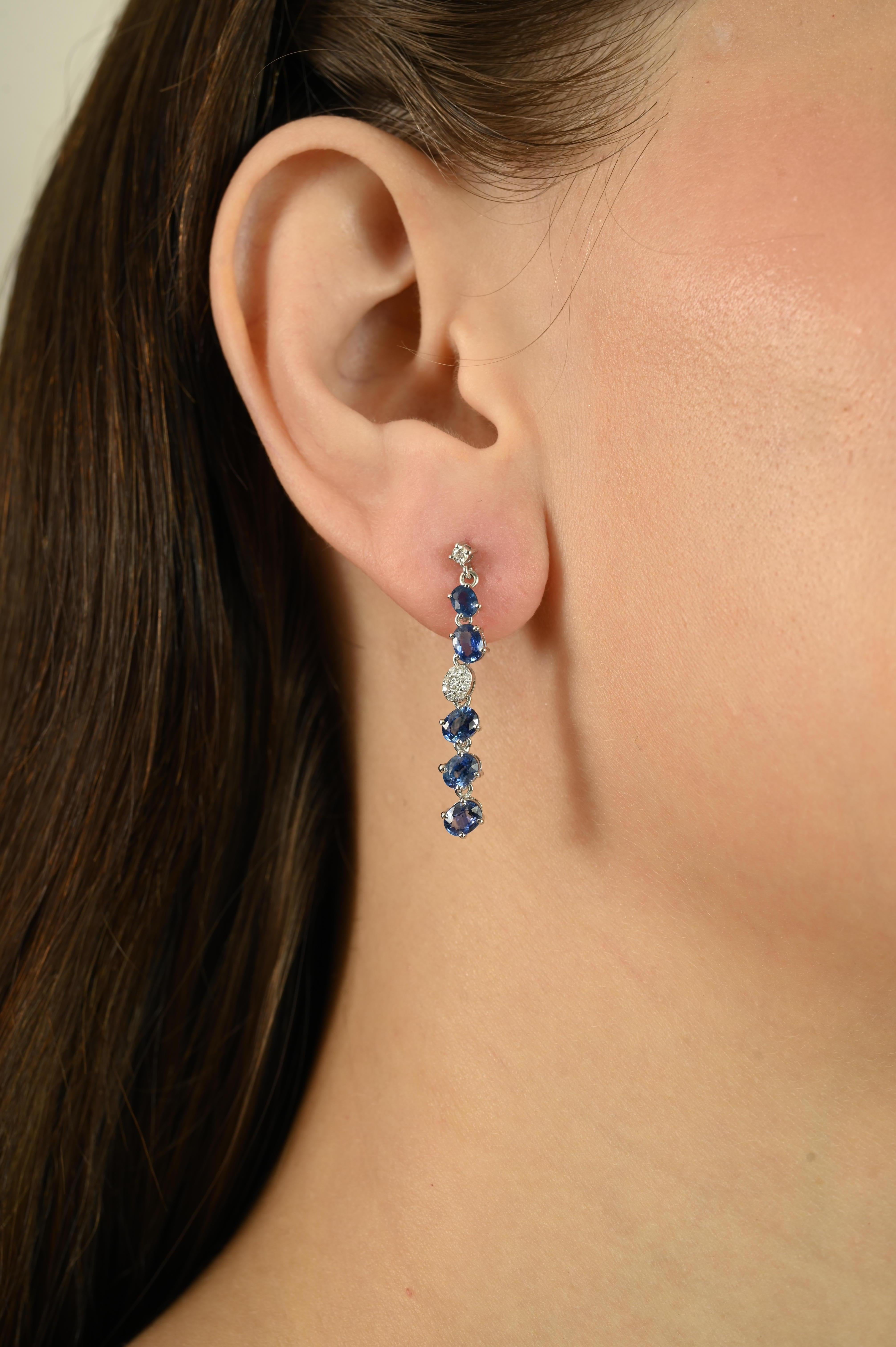 Orecchini di design con zaffiro blu e diamante da 3,27 carati in oro bianco 14k per donna in vendita 2