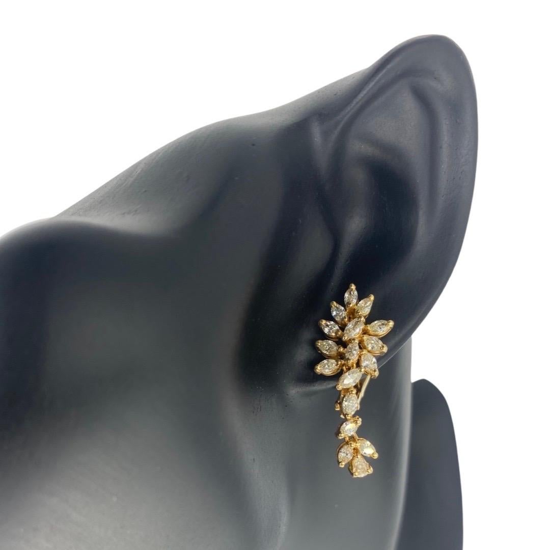 Boucles d'oreilles fantaisie en or 18k avec feuilles et diamants en forme de marquise et de poire Excellent état - En vente à Miami, FL