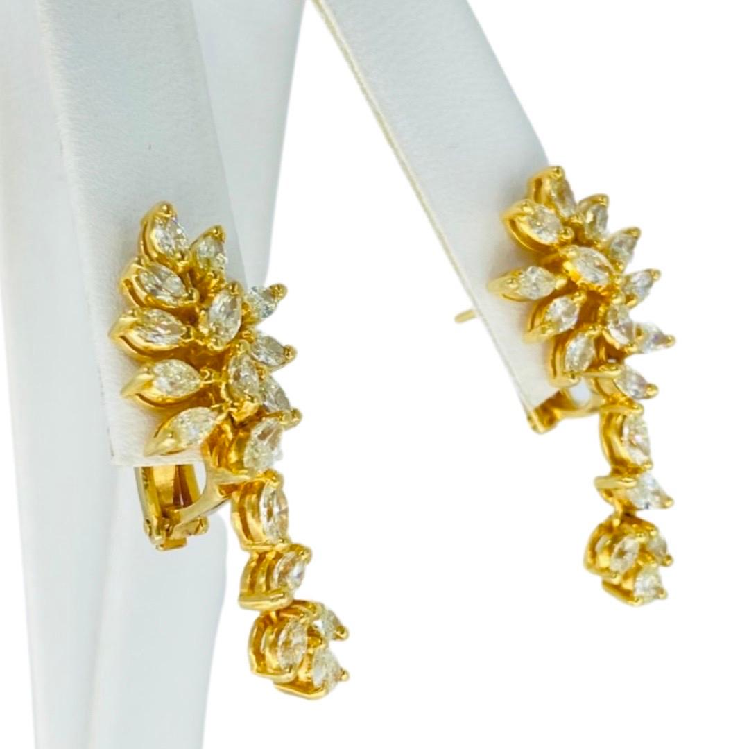 Boucles d'oreilles fantaisie en or 18k avec feuilles et diamants en forme de marquise et de poire en vente 2