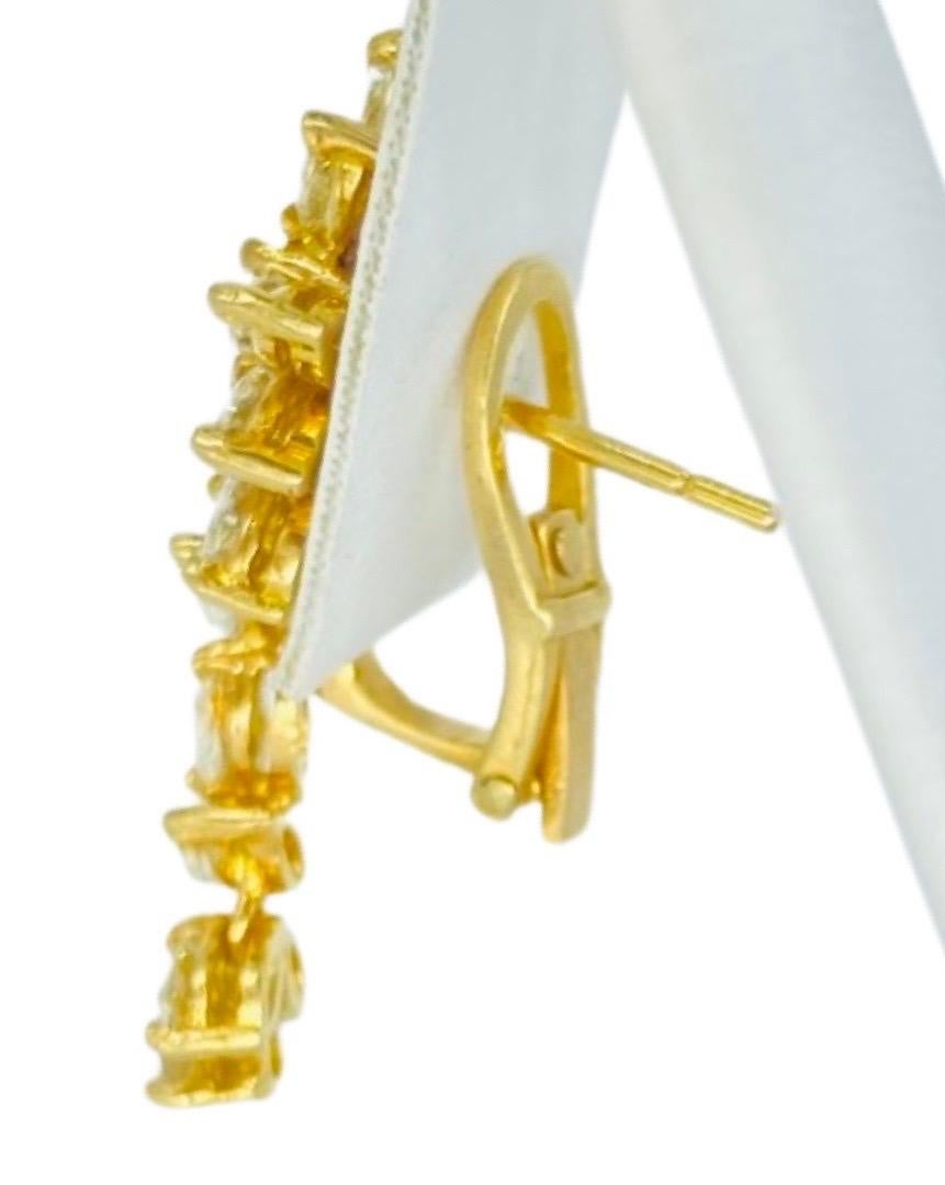 Boucles d'oreilles fantaisie en or 18k avec feuilles et diamants en forme de marquise et de poire en vente 3