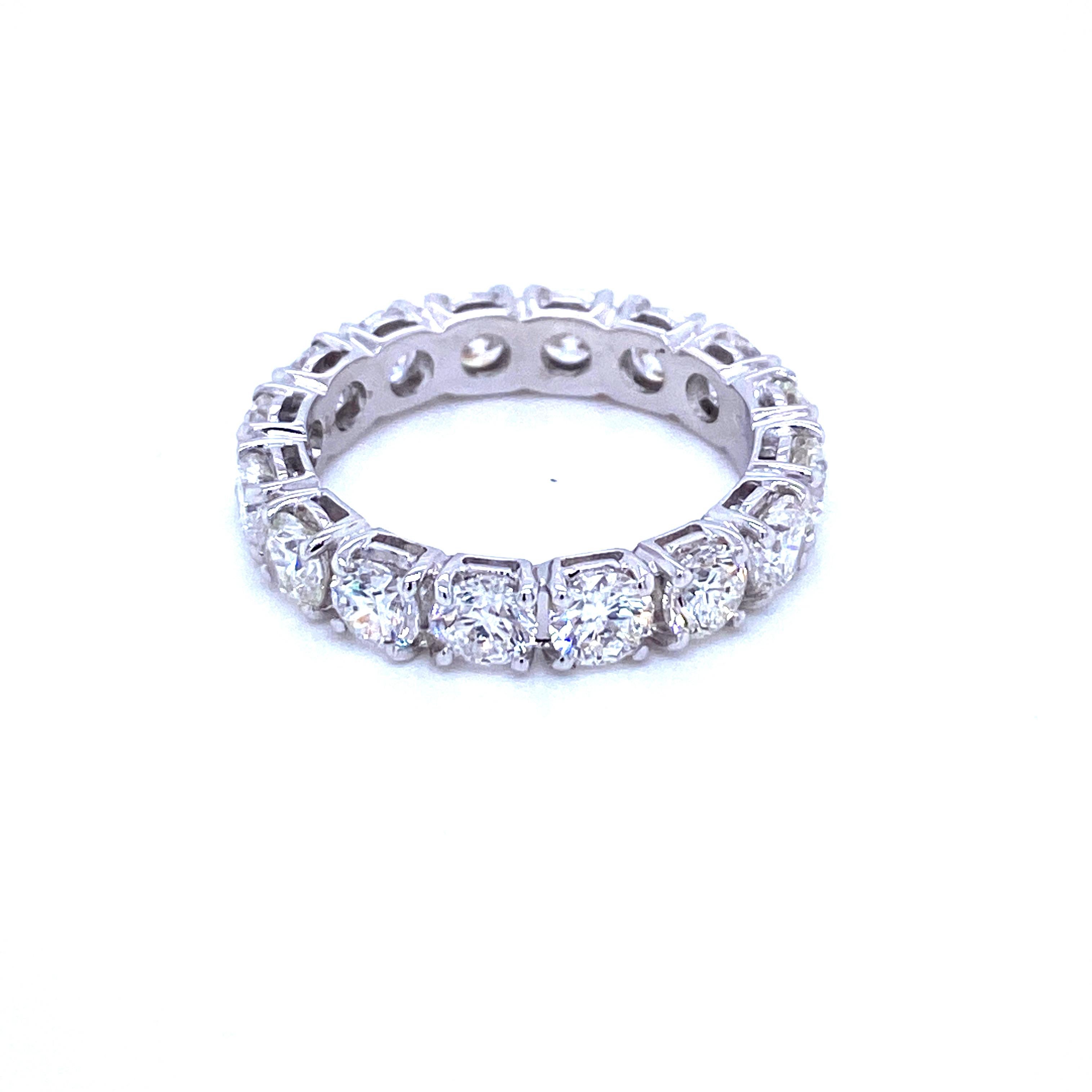 Amazing brand new eternity ring made in solid 18k white gold and set with 4 Carats of sparkling round brilliant cut diamonds, 16 diamonds x 0,25 ct, certified G - Vvs2
This piece is designed and crafted in our laboratories, thanks to old techniques