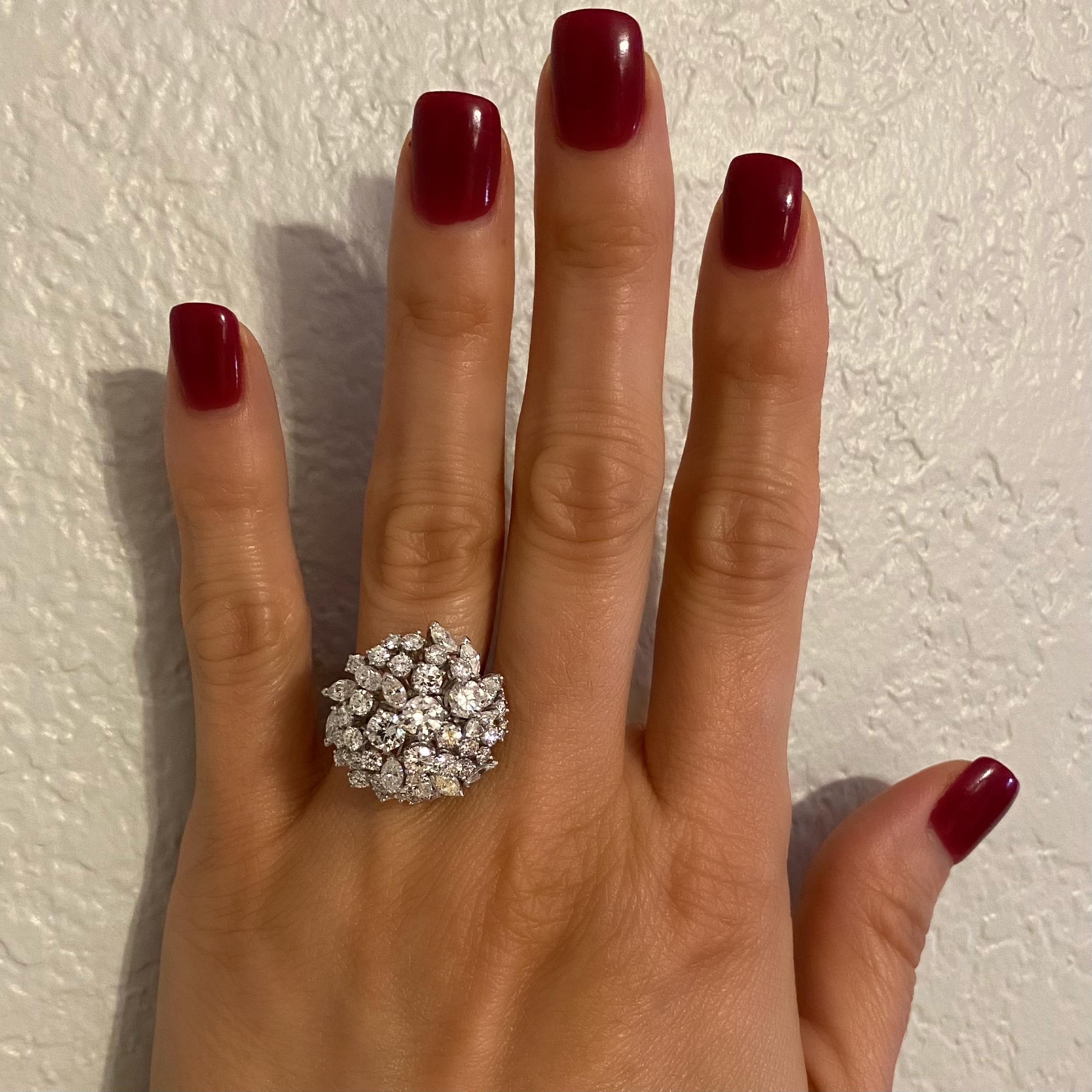 Einfach schön! Hochwertiger Guebelin Designer-Cocktail-Cluster-Ring, handbesetzt mit 12 natürlichen Marquis-Diamanten und 27 natürlichen Diamanten im Brillantschliff. Farbe F; Klarheit Vs. Ca. 4.50tcw. Ring Größe 7, wir bieten Ring Größe ändern.