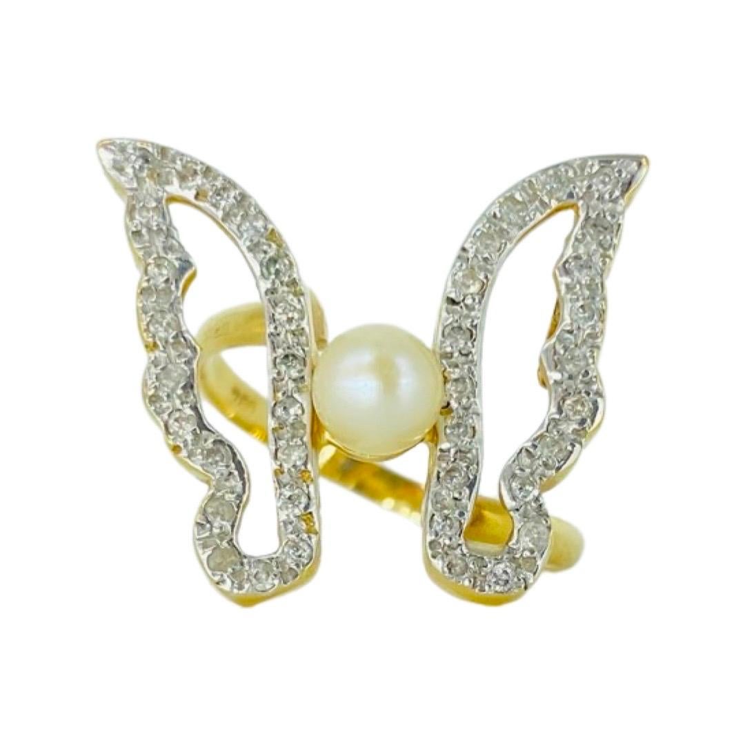 Designer 5mm Pearl Butterfly and 0.50 Total Carat Diamonds Cocktail Ring 18k
The designer is from Brazil names PATRICIA
The ring weights 4.4 grams and is made in 18 karat gold. The total diamonds weight is 0.50 carat and the center pearl measures