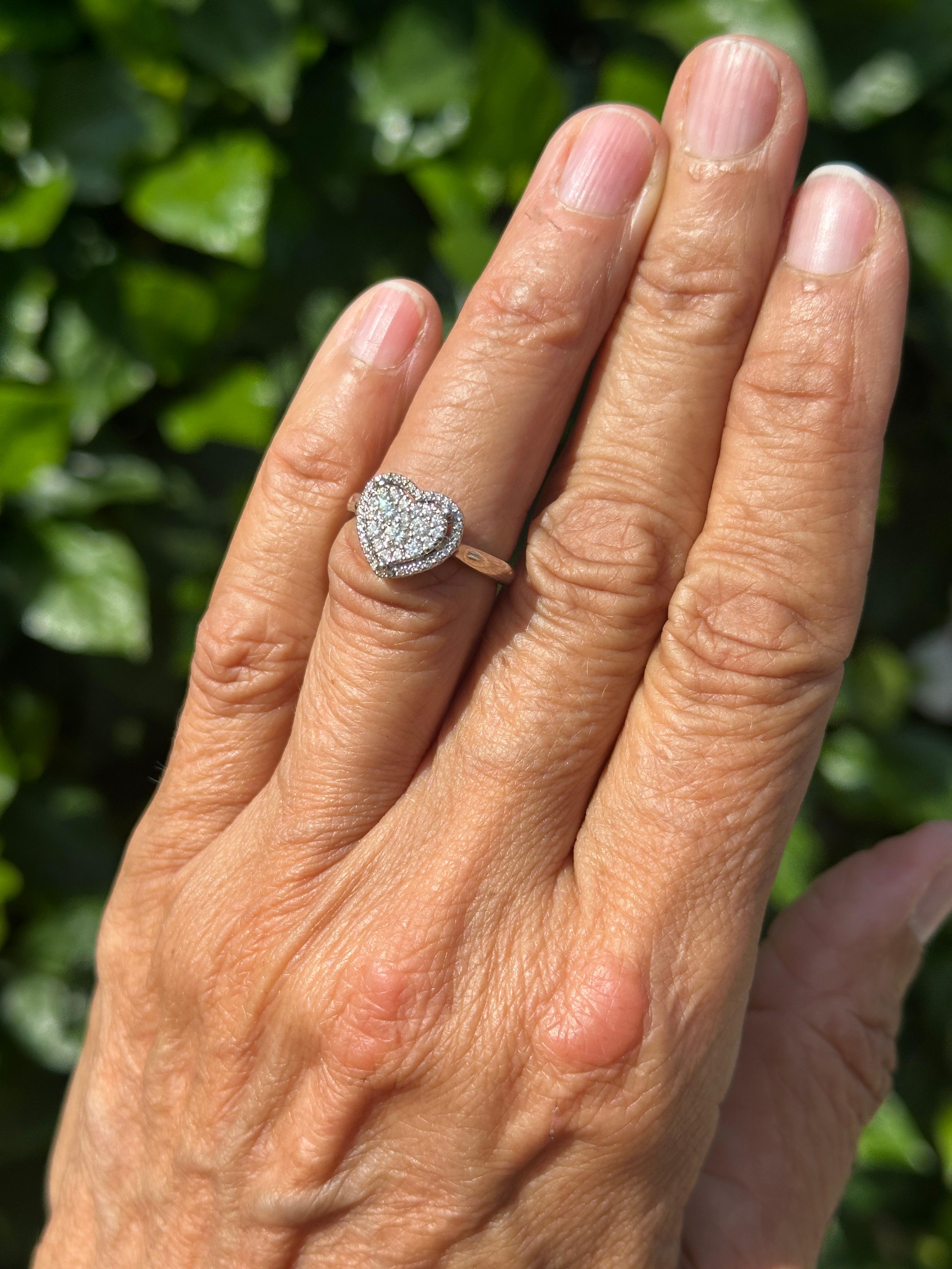 Anello di design con cuore aureolato da .75 ct. in vendita 4