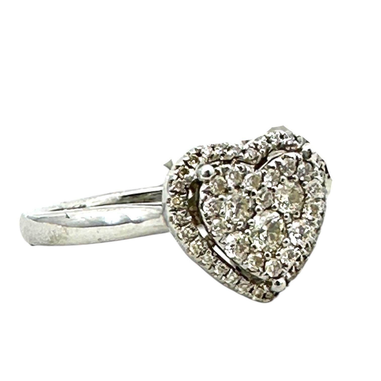 Anello con pavé di diamanti da 0,75 carati firmato JLJ. I diamanti centrali sono strettamente incastonati in un pavé circondato da un'aureola di diamanti.  L'anello è di qualità eccellente, di purezza VS e di colore g
Misura 0,50 pollici ed è una