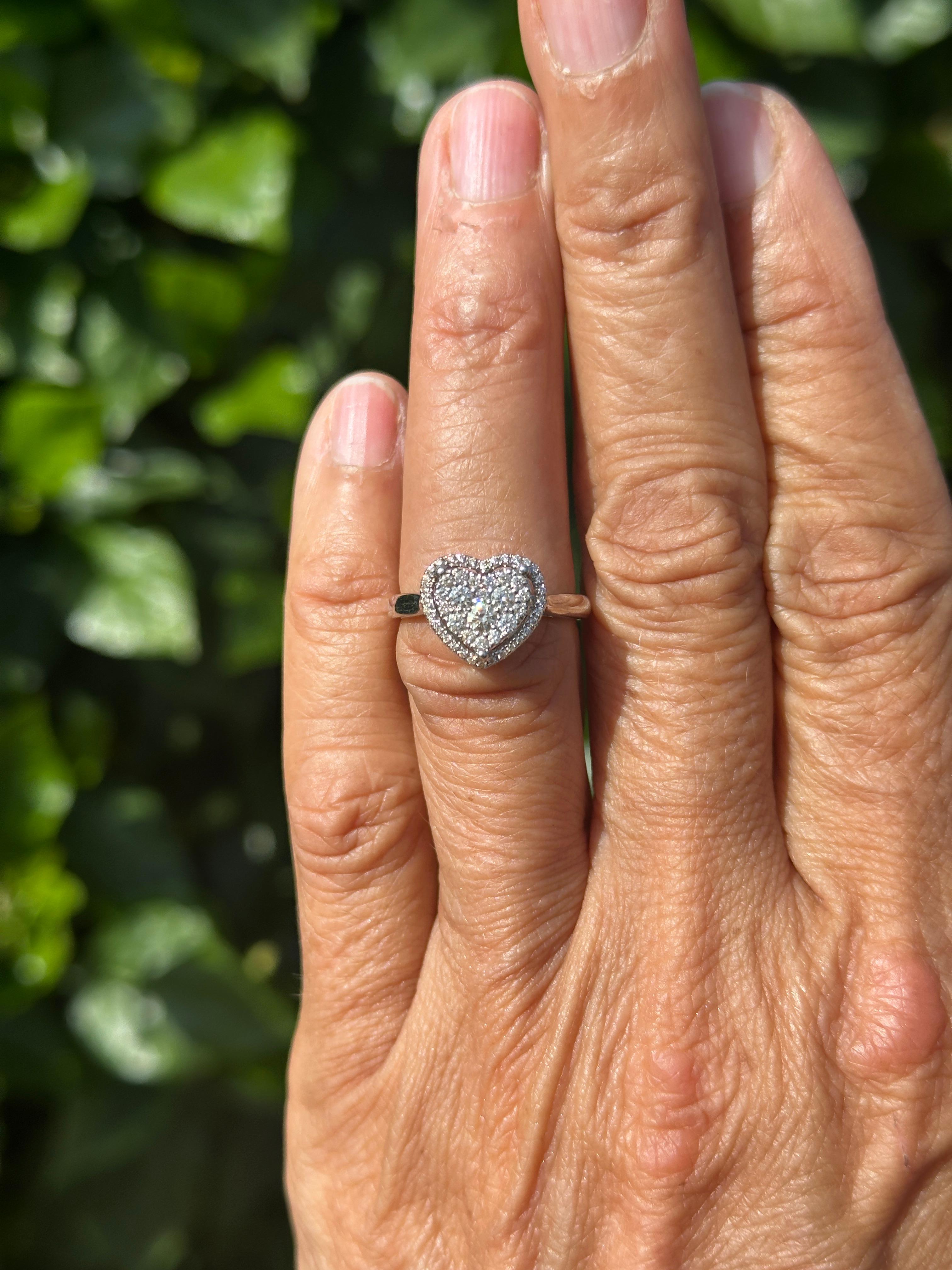 Taglio rotondo Anello di design con cuore aureolato da .75 ct. in vendita