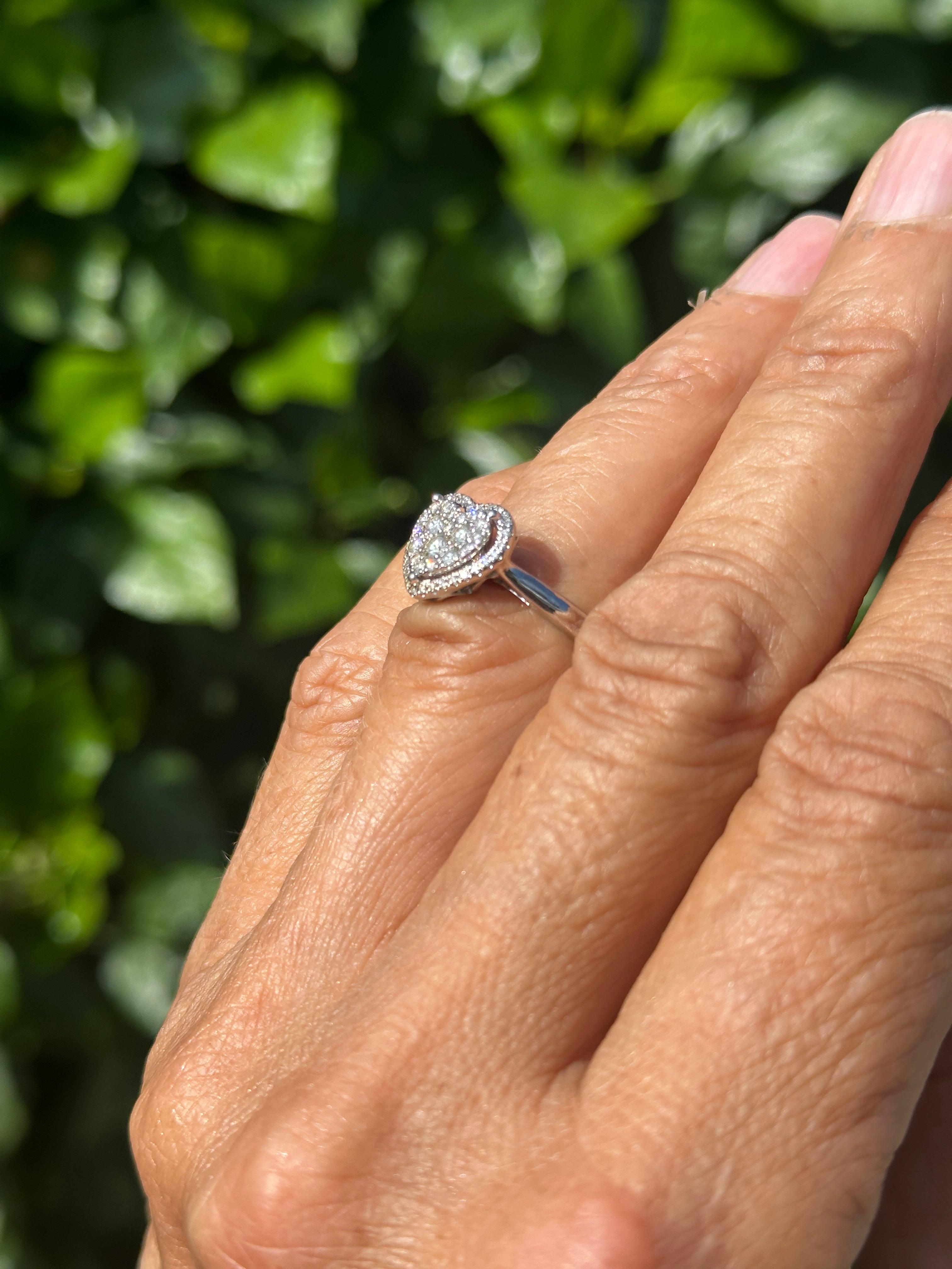 Anello di design con cuore aureolato da .75 ct. In condizioni ottime in vendita a Laguna Hills, CA