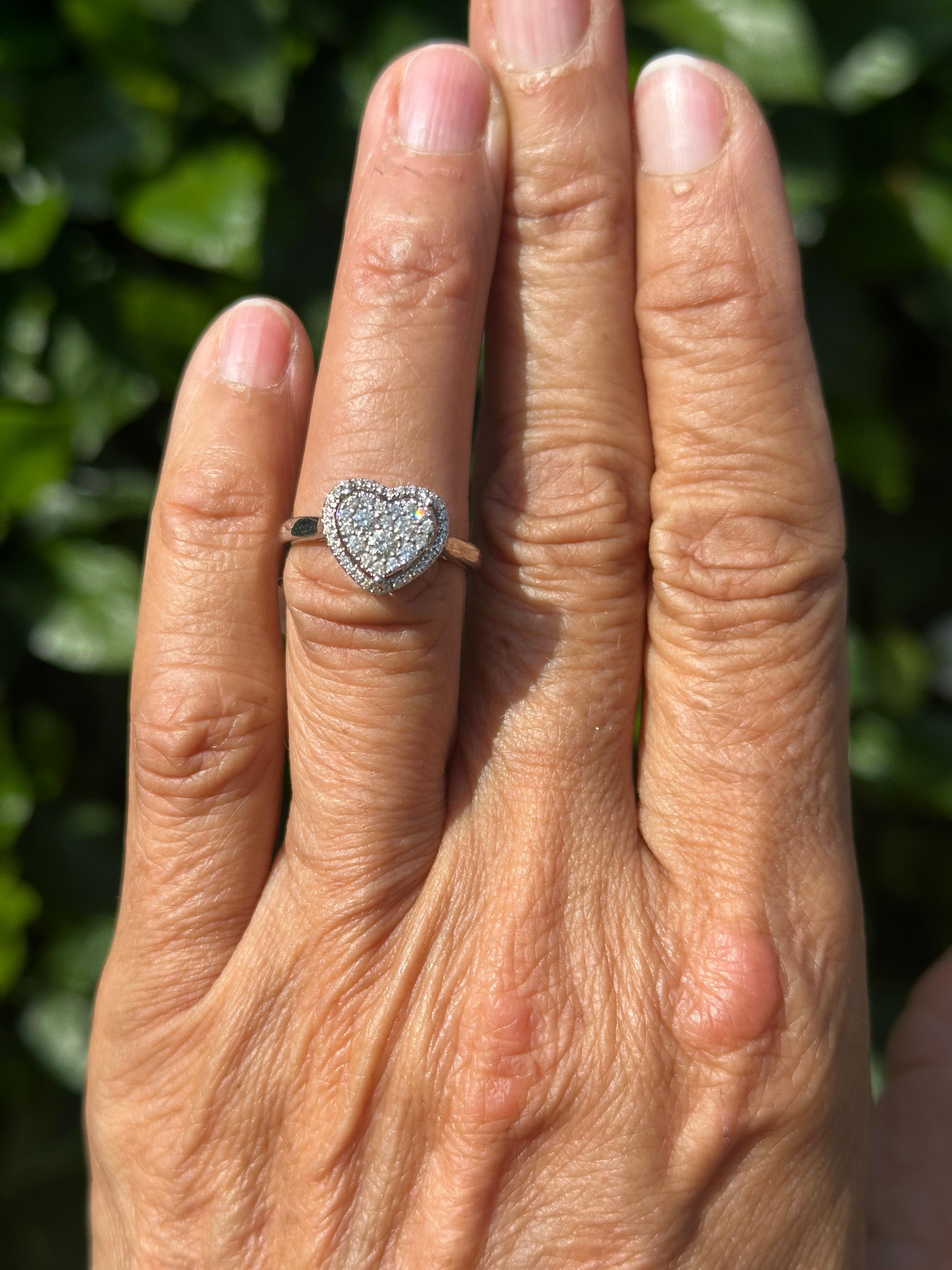 da uomo o donna Anello di design con cuore aureolato da .75 ct. in vendita