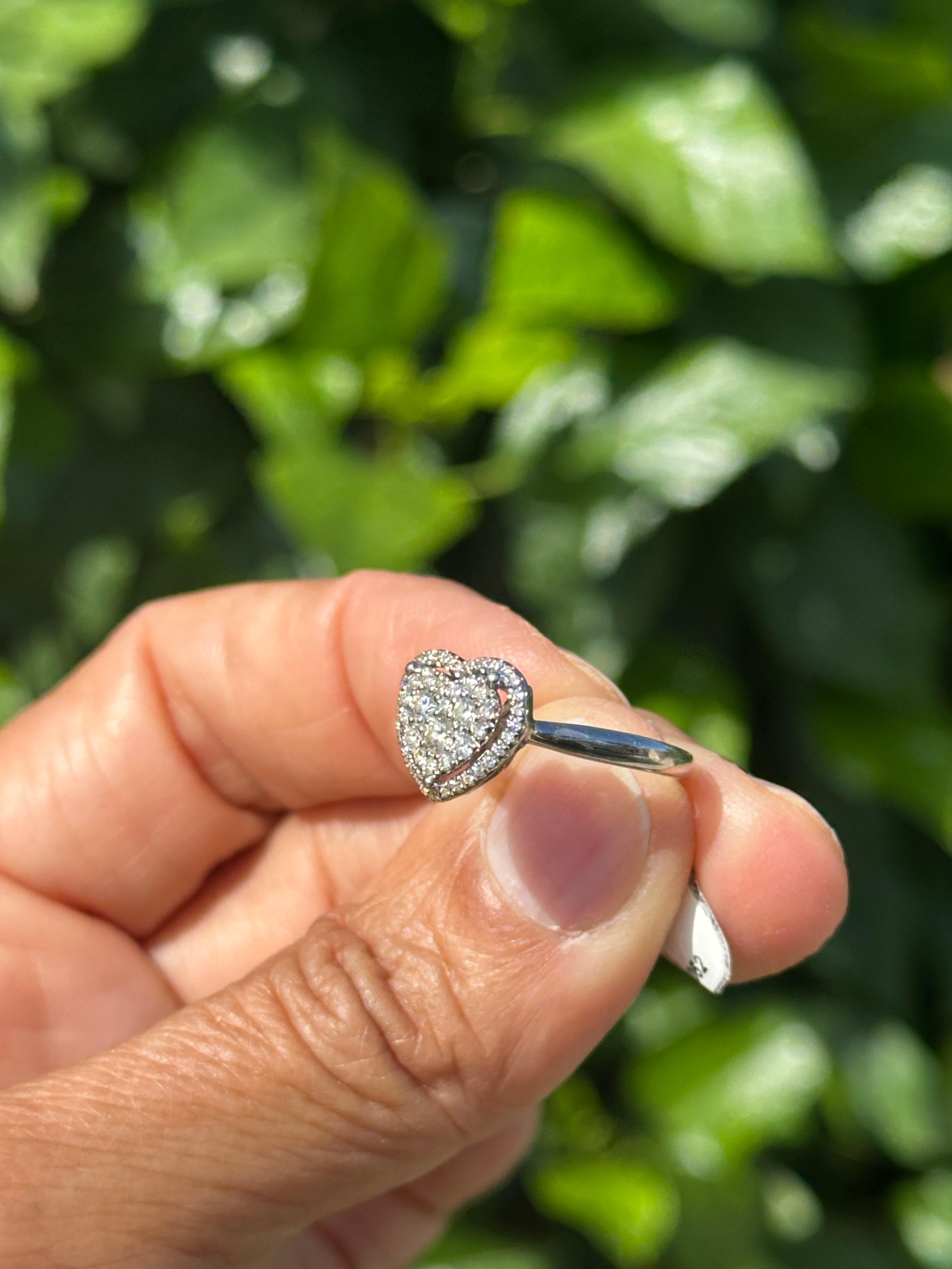 Anello di design con cuore aureolato da .75 ct. in vendita 1
