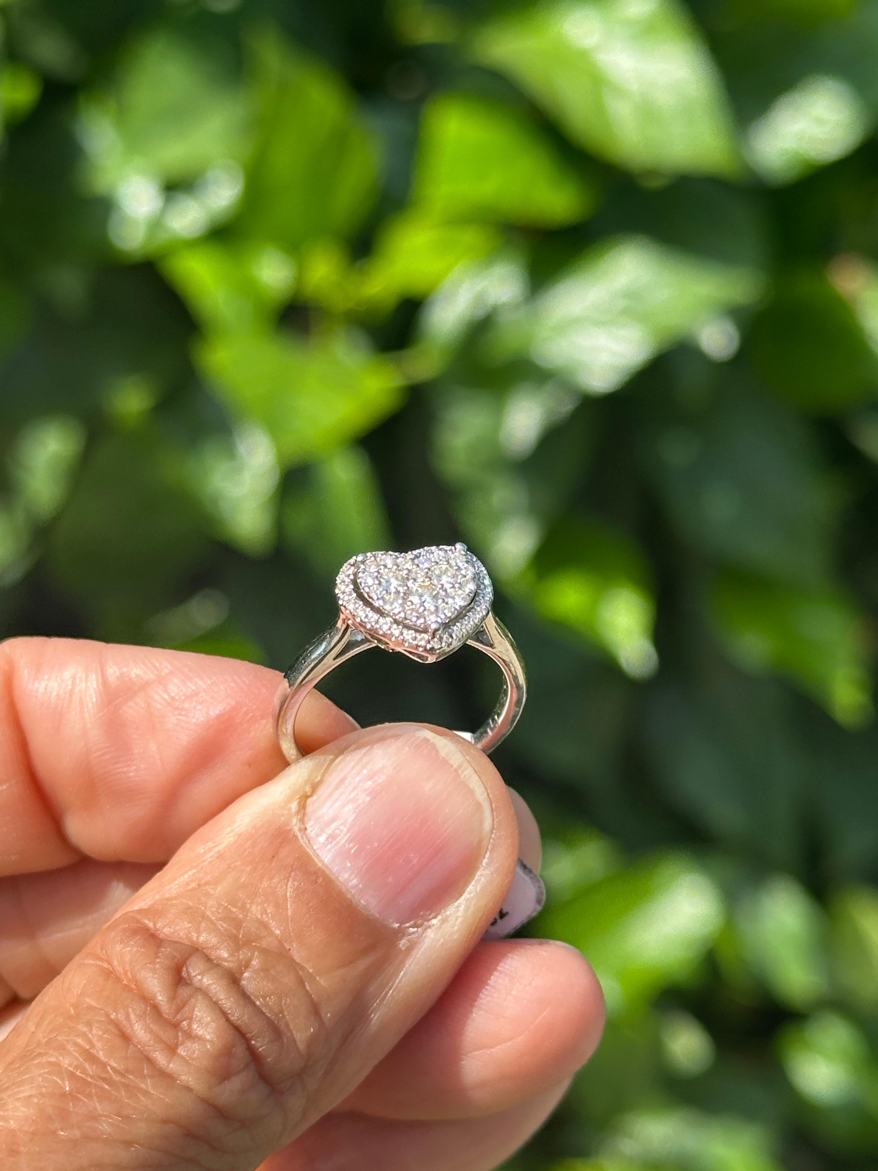 Anello di design con cuore aureolato da .75 ct. in vendita 3