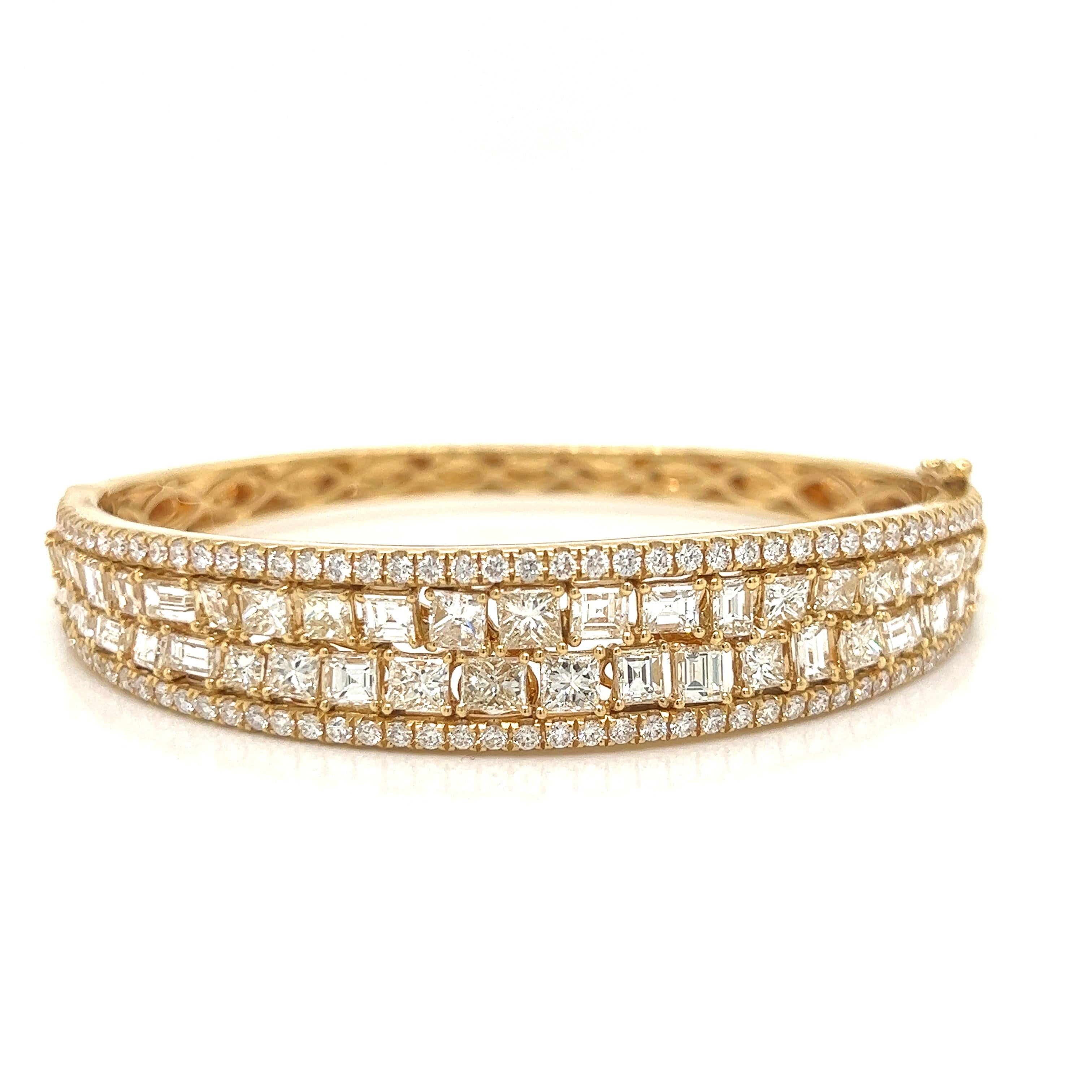 Contemporary Designer 9.05 Ct Diamond and Yellow Gold Bangle For Sale