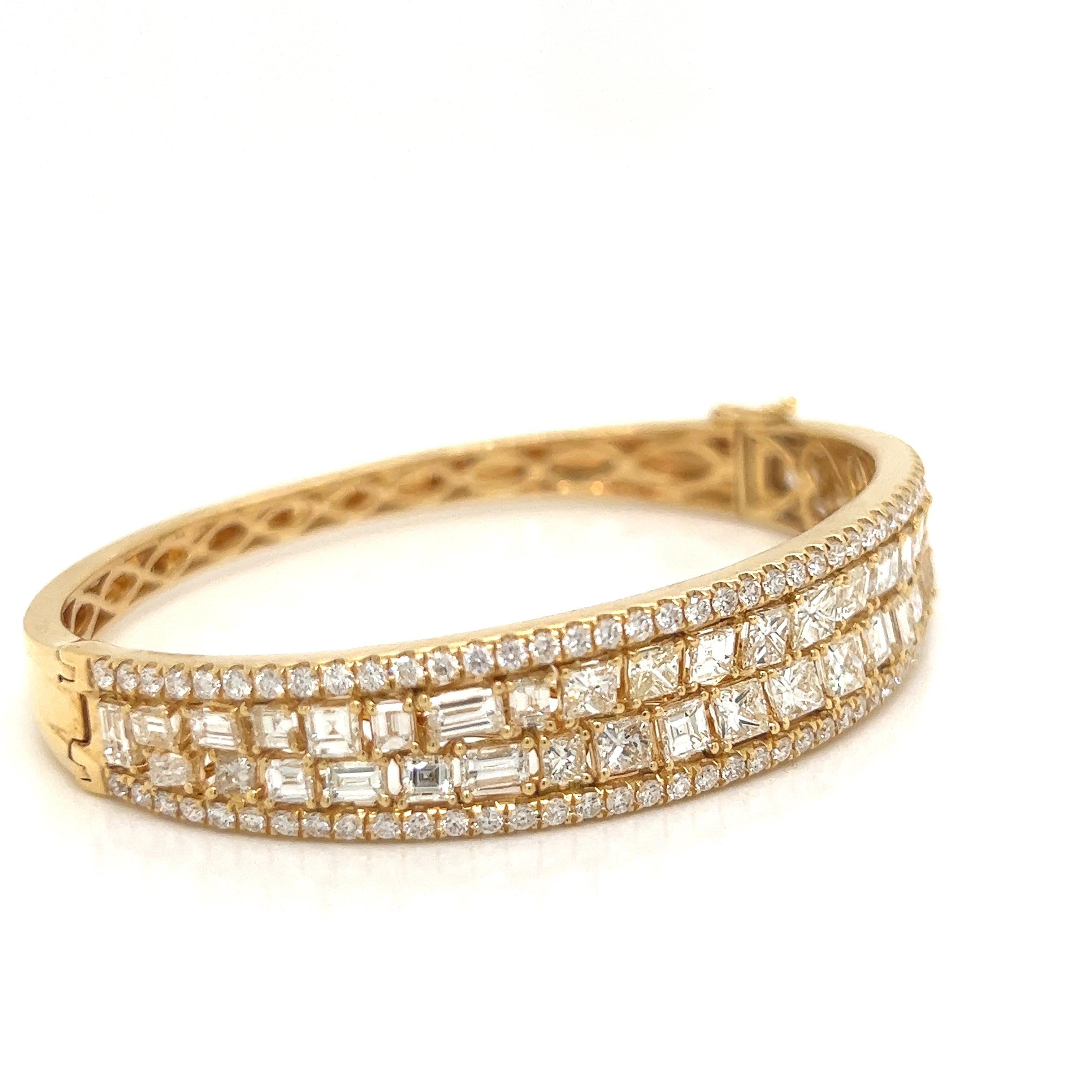Round Cut Designer 9.05 Ct Diamond and Yellow Gold Bangle For Sale