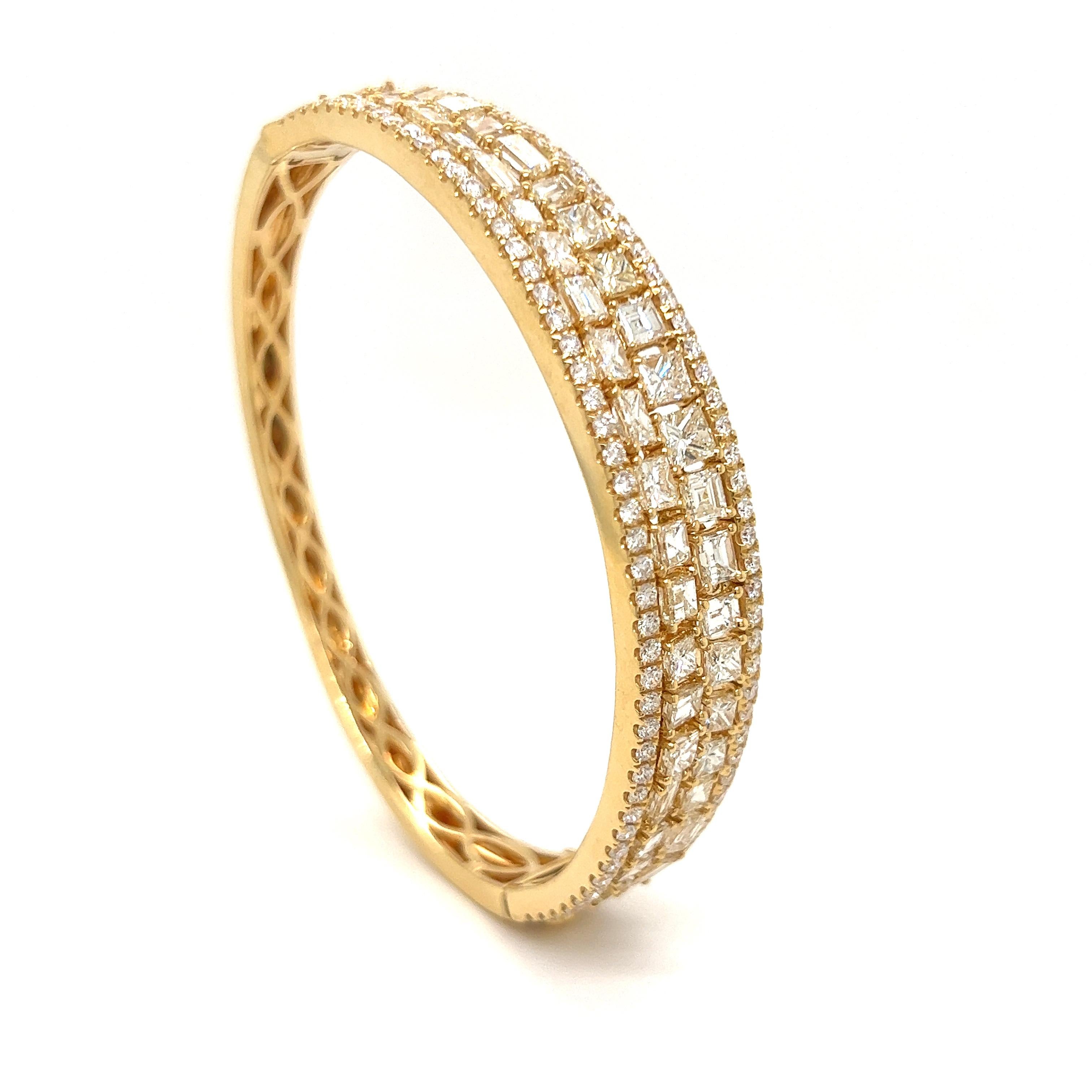 Designer 9.05 Ct Diamond and Yellow Gold Bangle In New Condition For Sale In Derby, NY