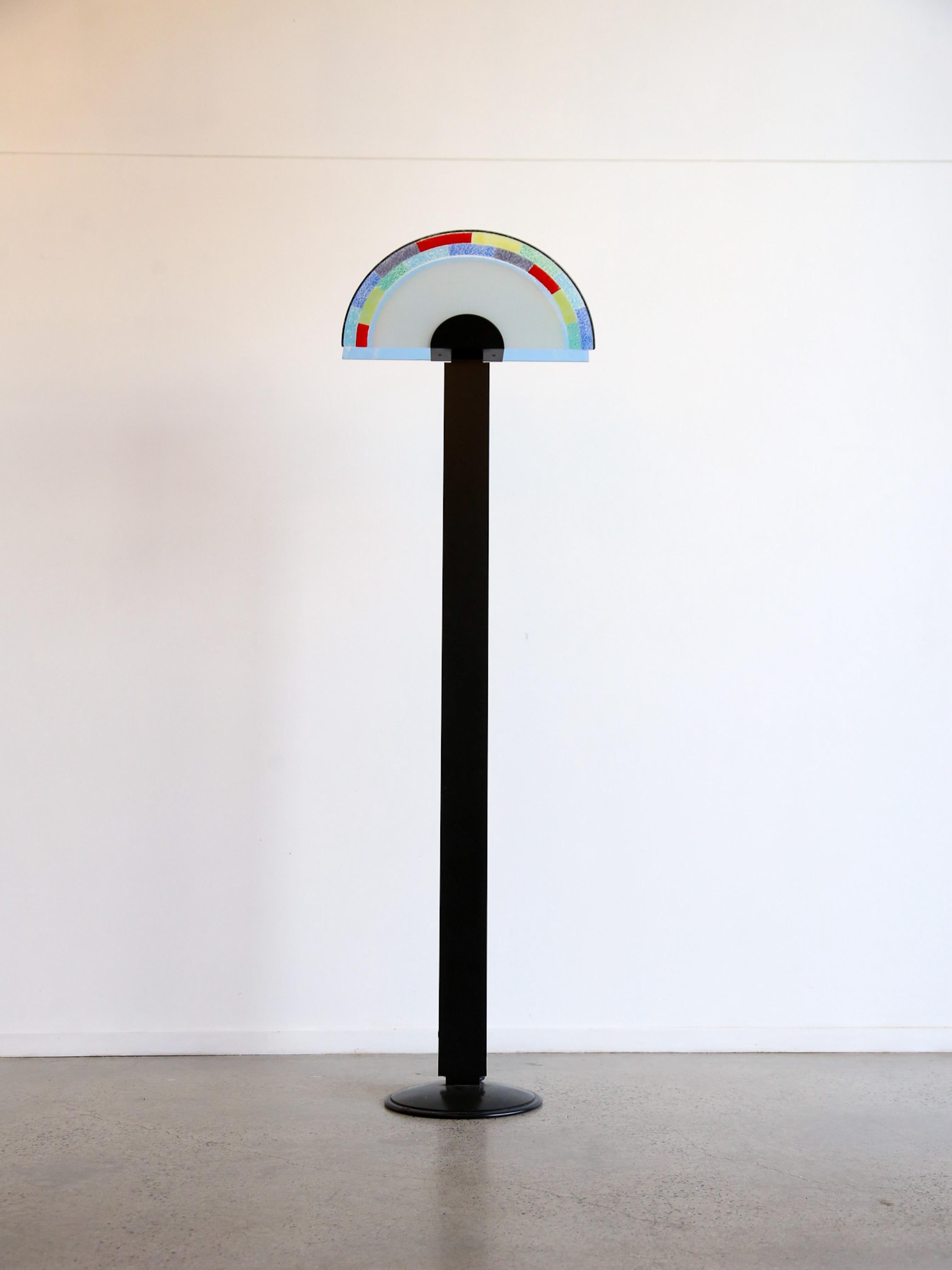 Mid-Century Modern Lampadaire en verre de Murano et métal noir par AV Mazzega Murano