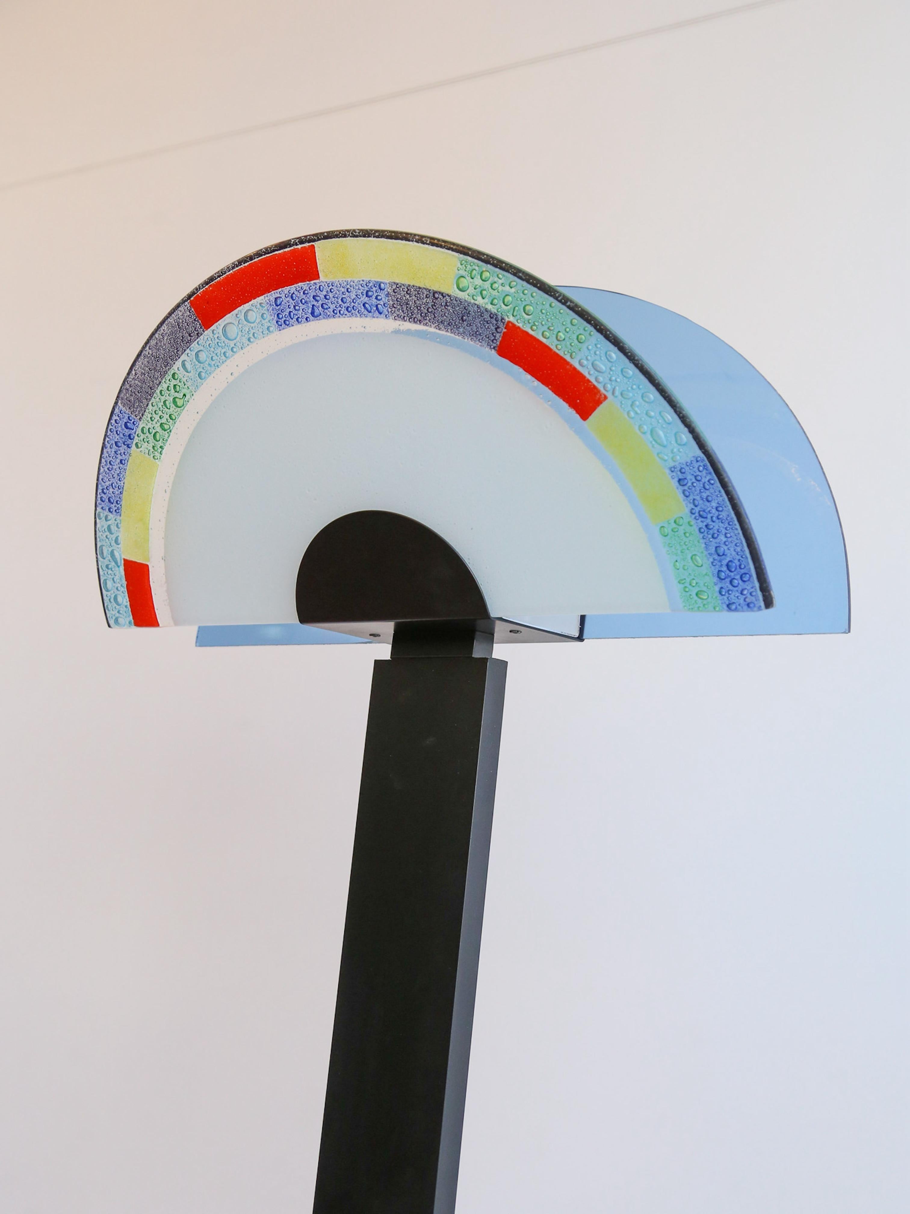 italien Lampadaire en verre de Murano et métal noir par AV Mazzega Murano