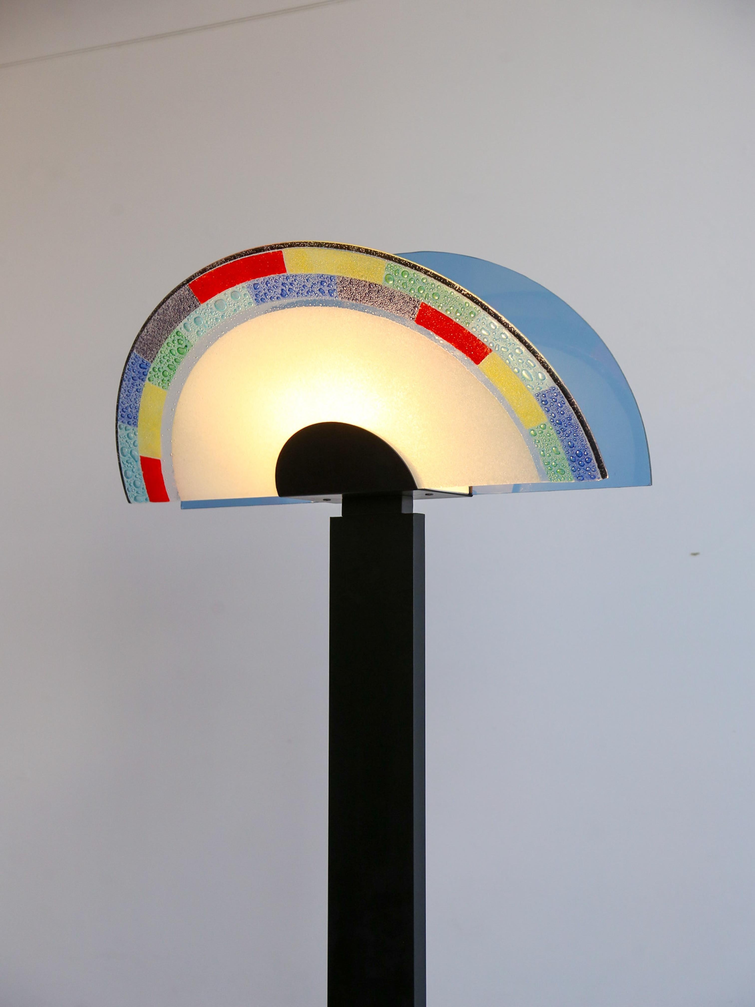 Émail Lampadaire en verre de Murano et métal noir par AV Mazzega Murano