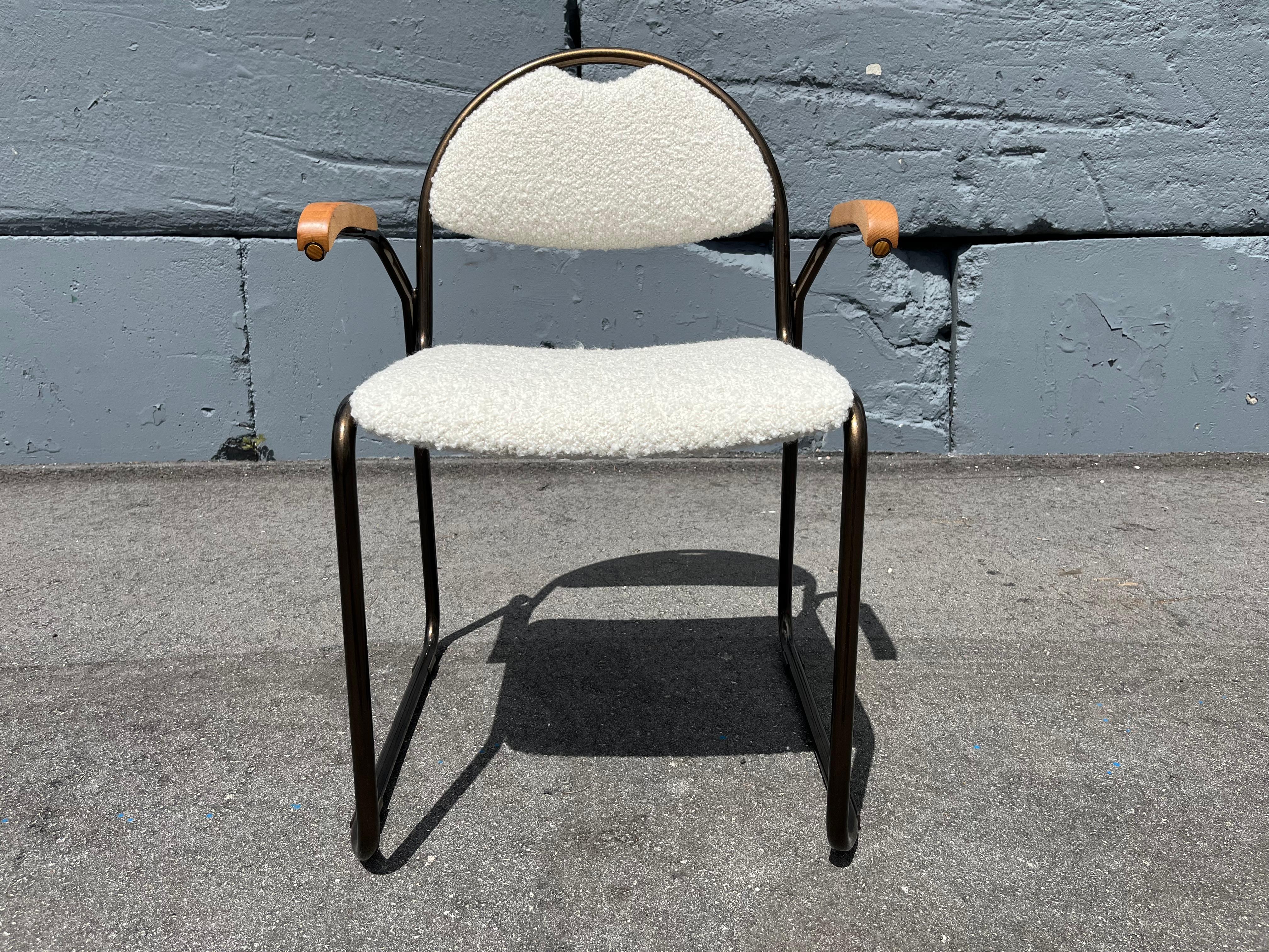 Poltrona di design Made in Italy anni '70. I telai sono stati appena verniciati a polvere in colore bronzo. Sedute e schienali recuperati in Kravet Boucle avorio. Braccioli in Wood Wood. L'altezza del braccio è di 25,25