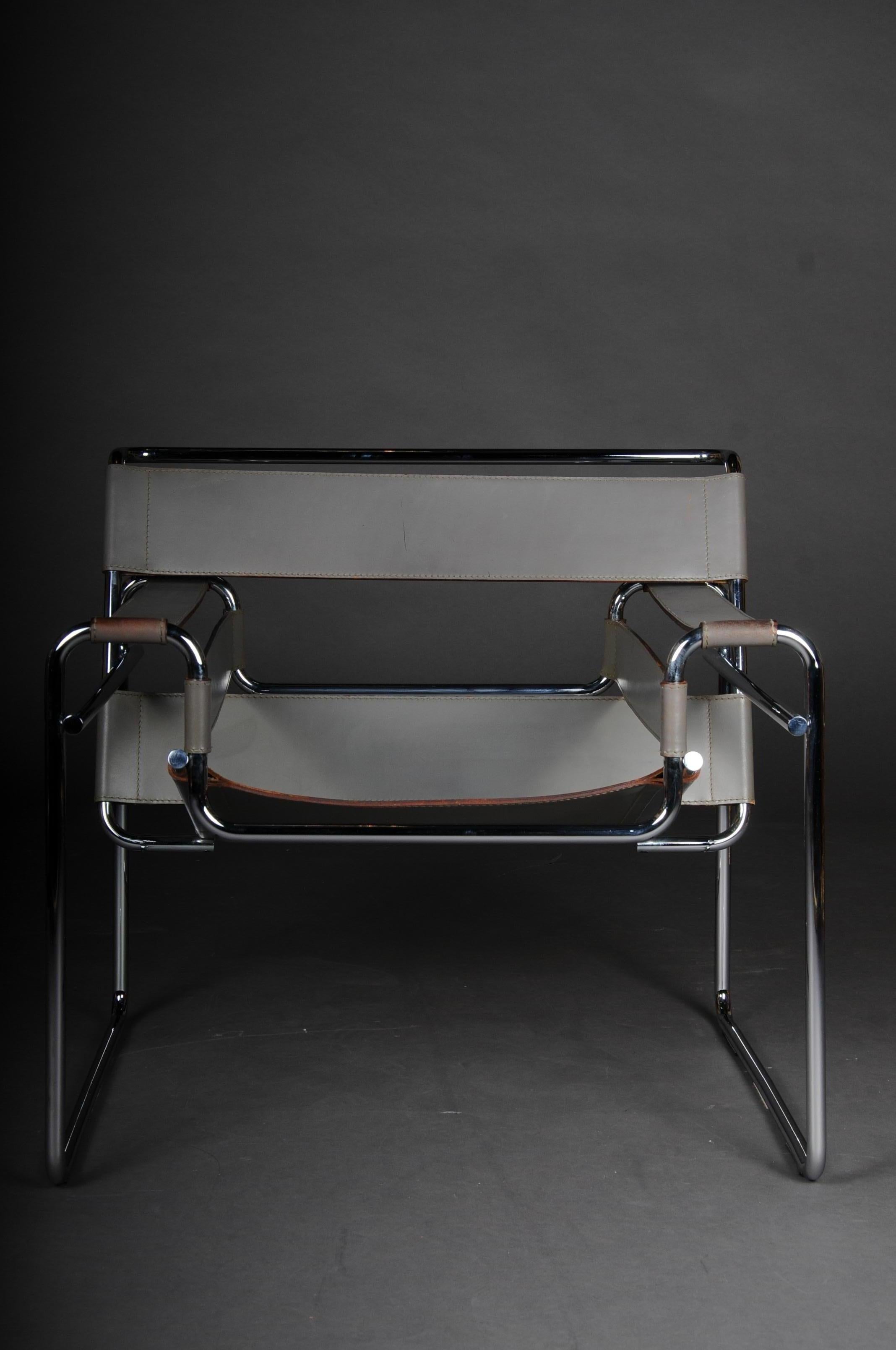 Designer armchair / chair Wassily Marcel Breuer / Knoll International

Vintage model gray cowhide leather, the Wassily armchair design from 1925 designed by Marcel Breuer at the Bauhaus and produced today by Knoll, marks the beginning of modern