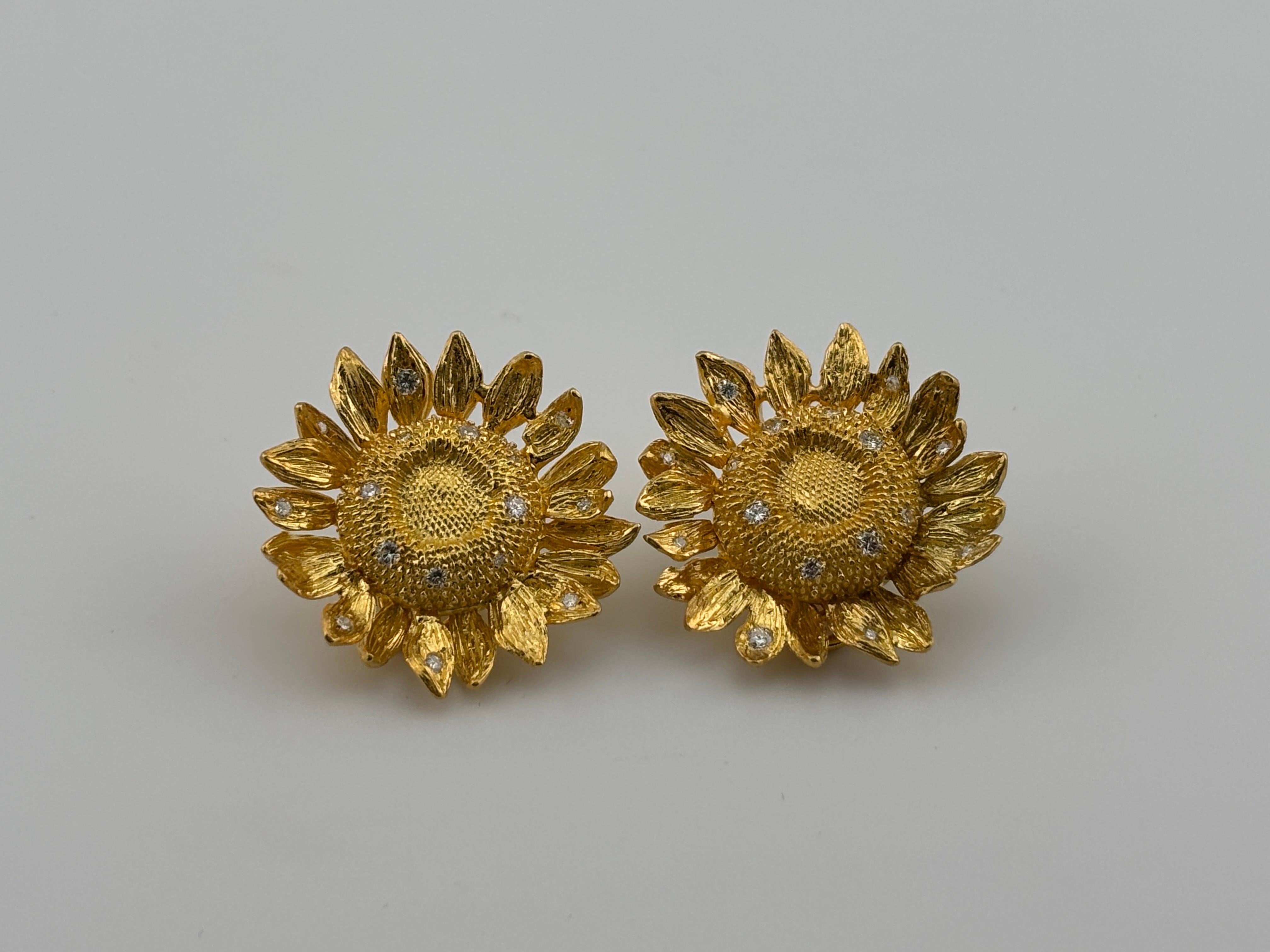 Estos pendientes Asprey son lujosos, atemporales y están diseñados para elevar cualquier colección de joyas. Fabricados en oro amarillo de 18 quilates de alta calidad, los pendientes presentan un tono rico y cálido que complementa el brillo de los