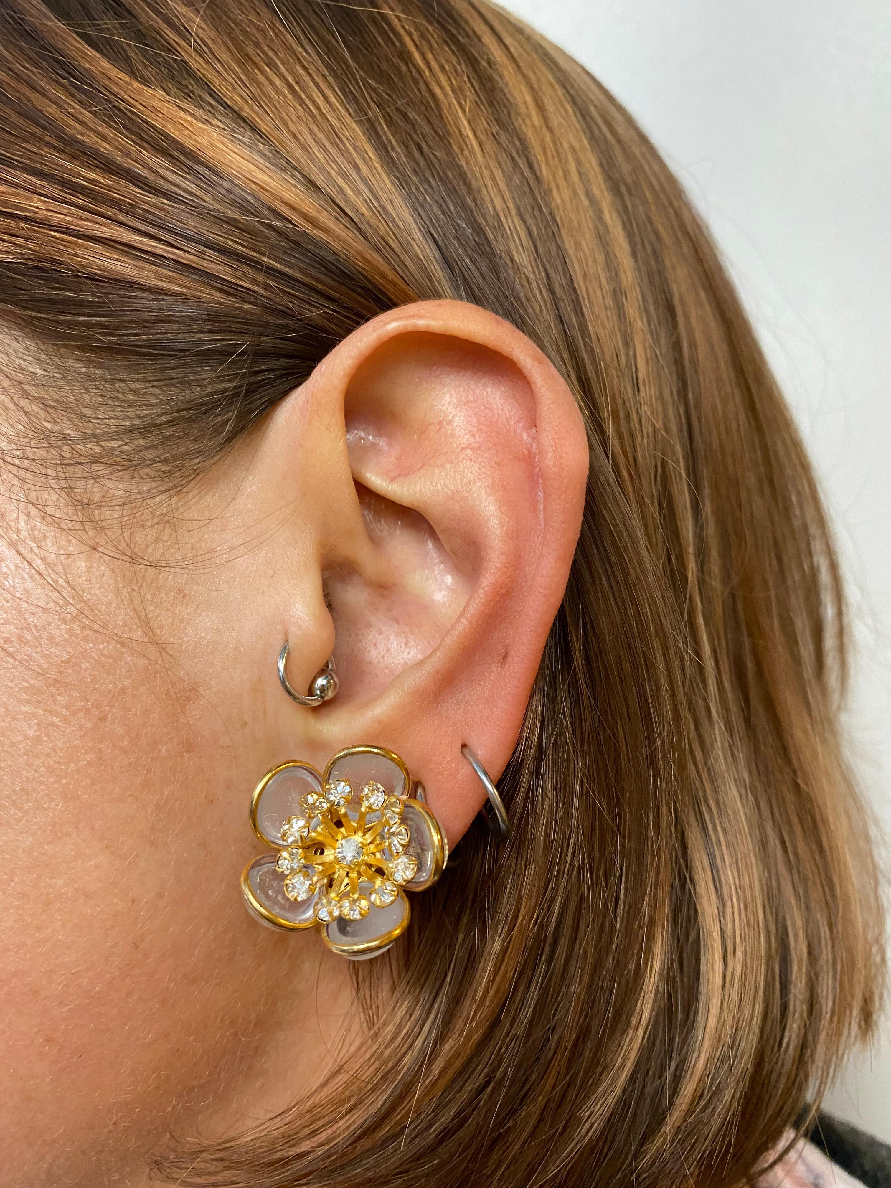 Taille ronde Clips d'oreilles à fleurs signés AUGUSTINE Paris par THIERRY GRIPOIX en vente