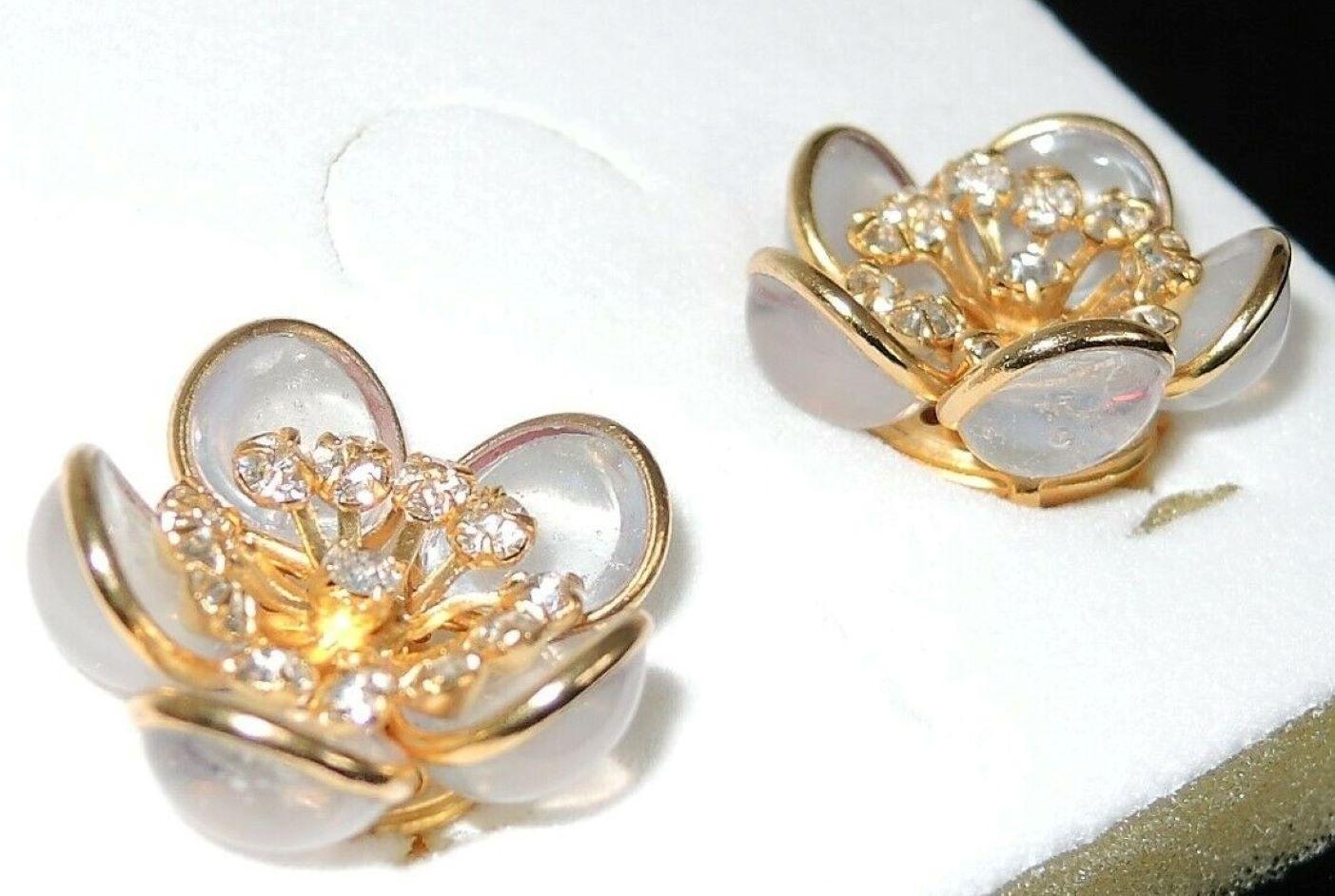 Round Cut Designer AUGUSTINE Paris by THIERRY GRIPOIX Signed Flower Clip on Earrings For Sale