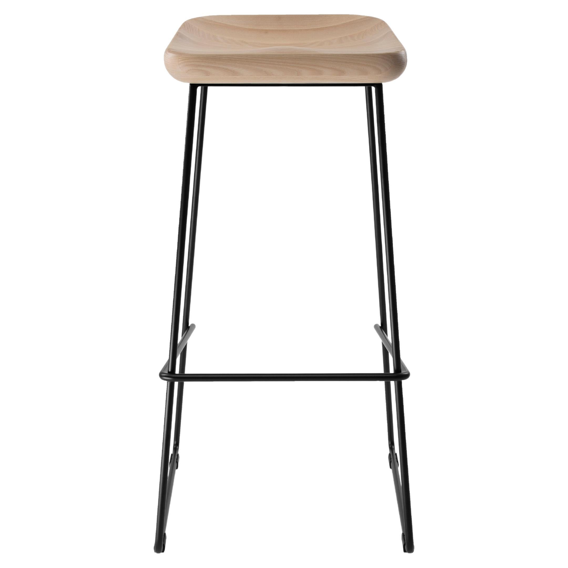Elegante e confortevole sgabello da bar Wave con seduta in legno massiccio di quercia e struttura in acciaio. Scopri la soluzione di seduta perfetta per il tuo bar o il bancone della cucina con lo sgabello da bar Wave con legno massiccio di Oak