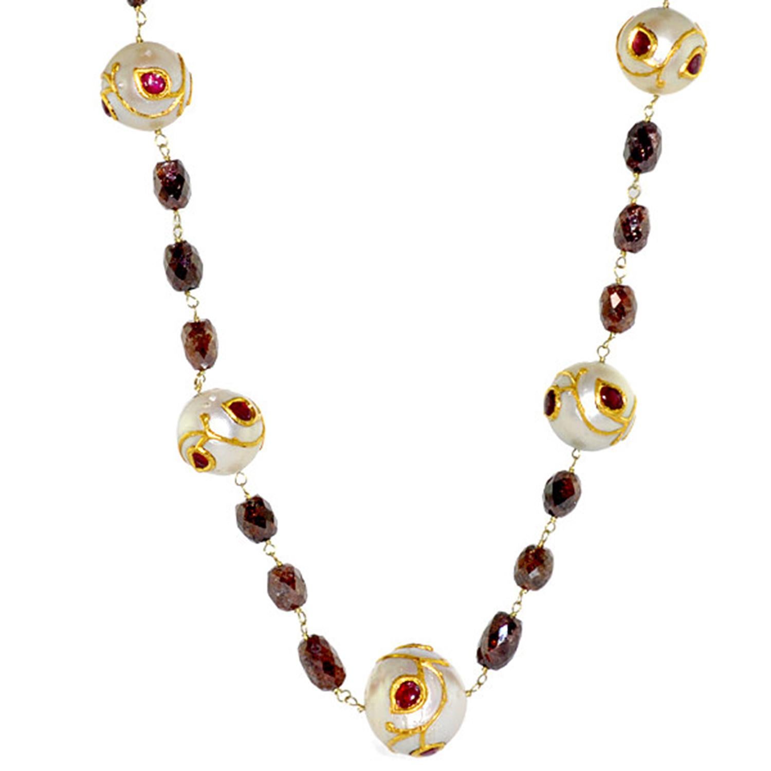Taille ronde Collier de perles de créateur en or 14 carats avec diamants, rubis et perles des mers du Sud en vente