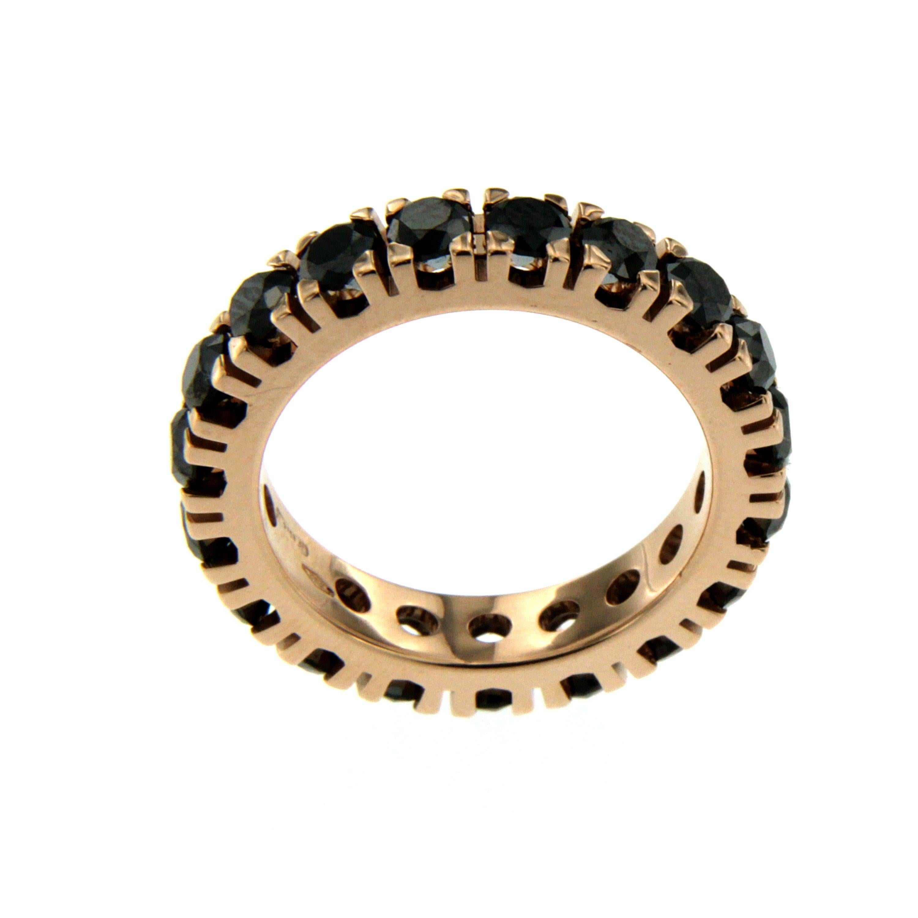 This timeless elegant black diamond eternity ring is set with black diamonds weighing approx. 2.60 carats, made in 18k rose gold. Its simple designs makes it the perfect everyday ring for any jewellery lover. 

CONDITION: Brand New 
METAL: 18k rose