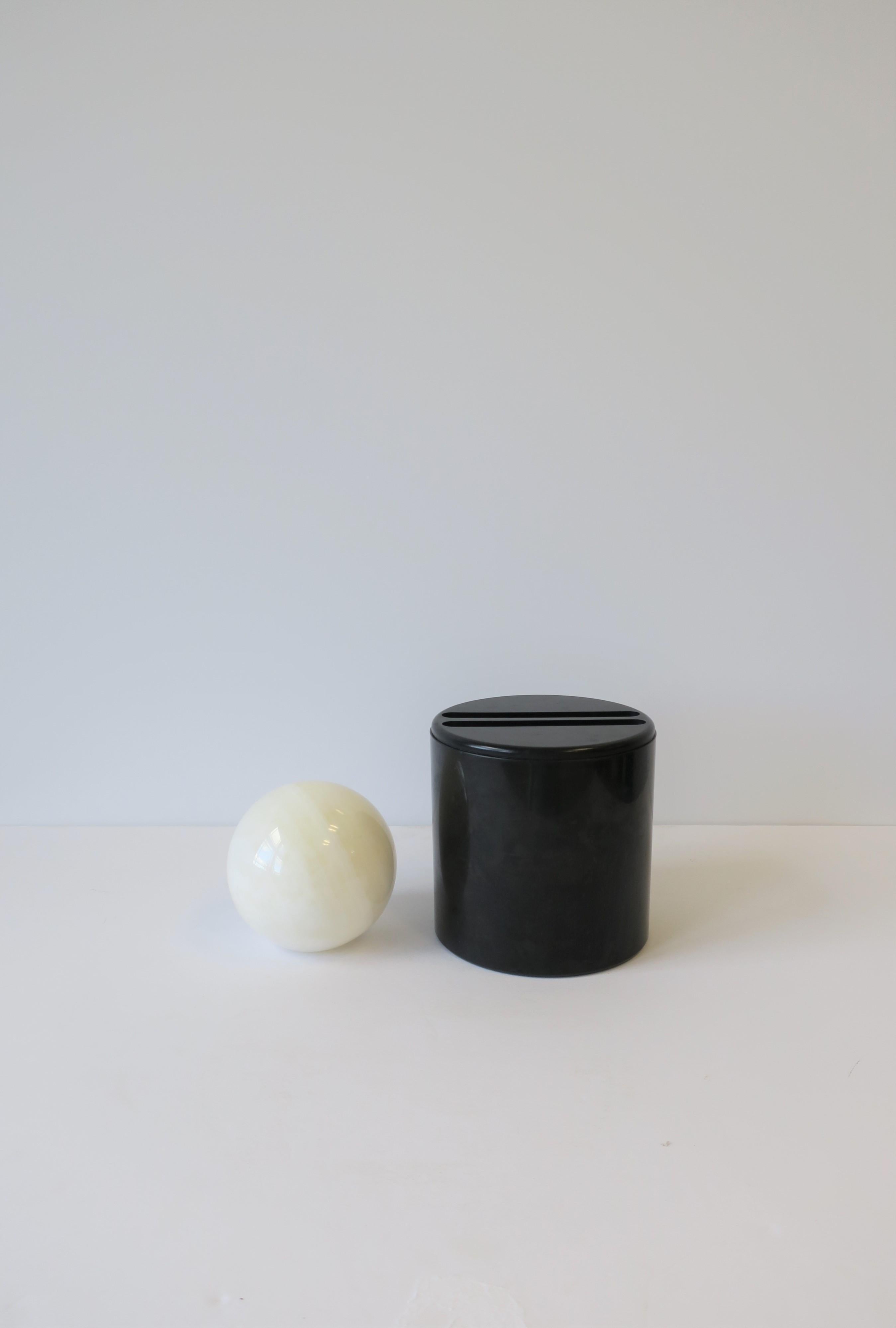 Postmoderne Boîte noire postmoderne italienne de Gianfranco Frattini pour Progetti  en vente