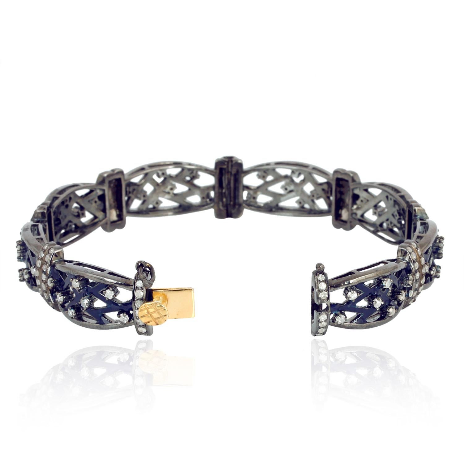 Designer Designer-Armband aus blauer Emaille, umgeben von Pavé-Diamanten in Gold und Silber (Moderne) im Angebot