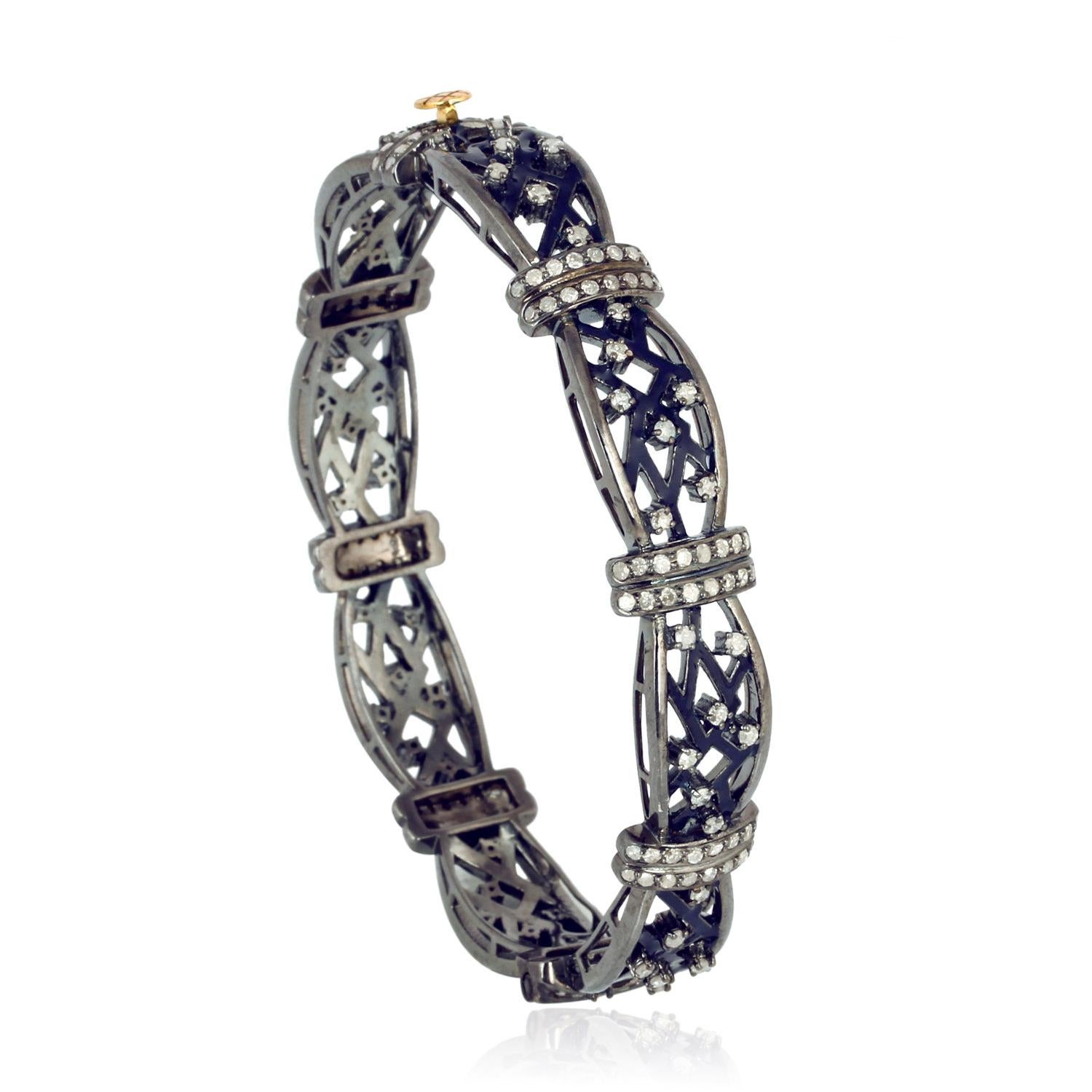 Designer Designer-Armband aus blauer Emaille, umgeben von Pavé-Diamanten in Gold und Silber (Rundschliff) im Angebot