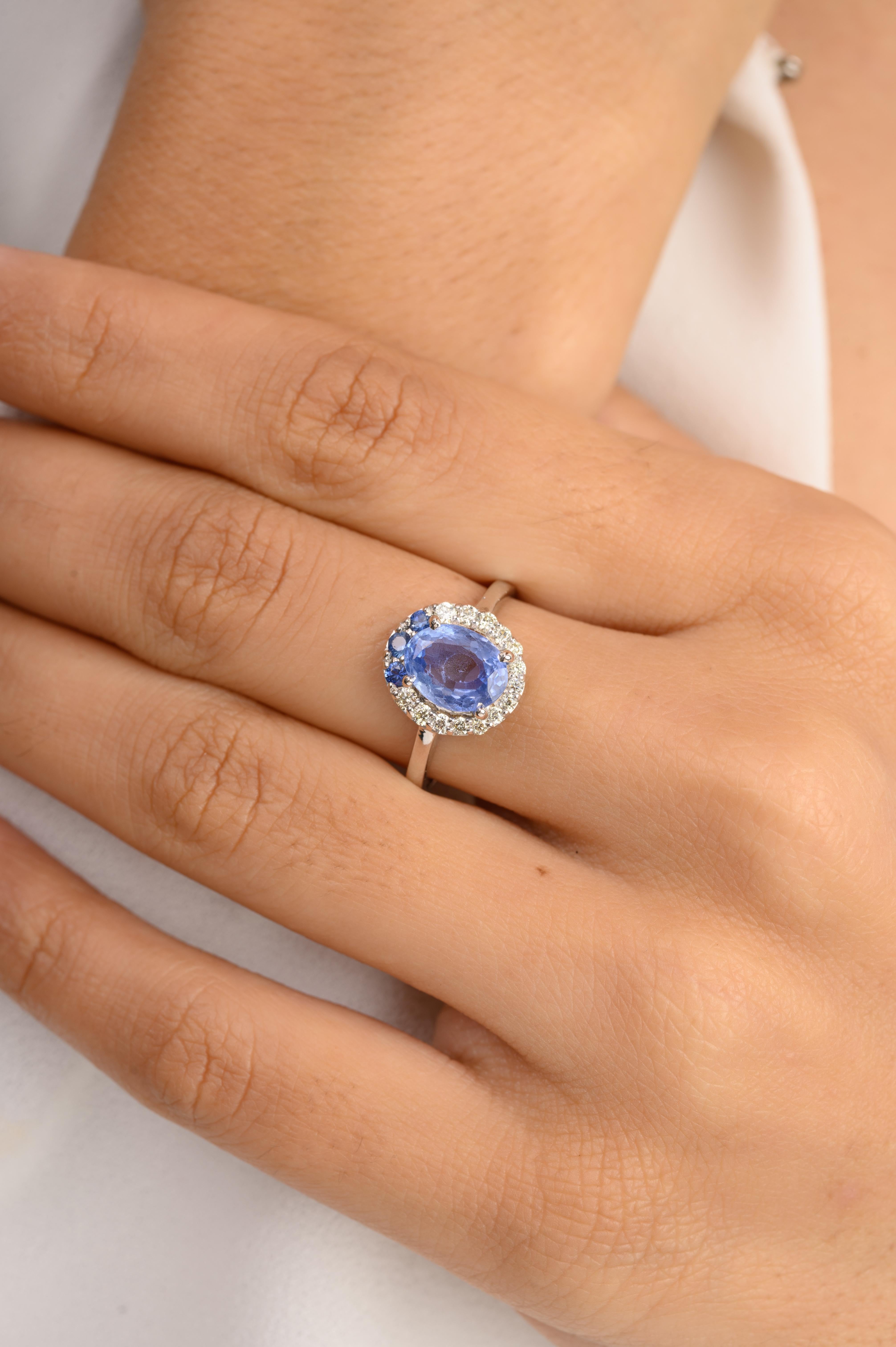 Im Angebot: Designer Verlobungsring mit blauem Saphir und Diamant aus massivem 14k Weißgold () 2