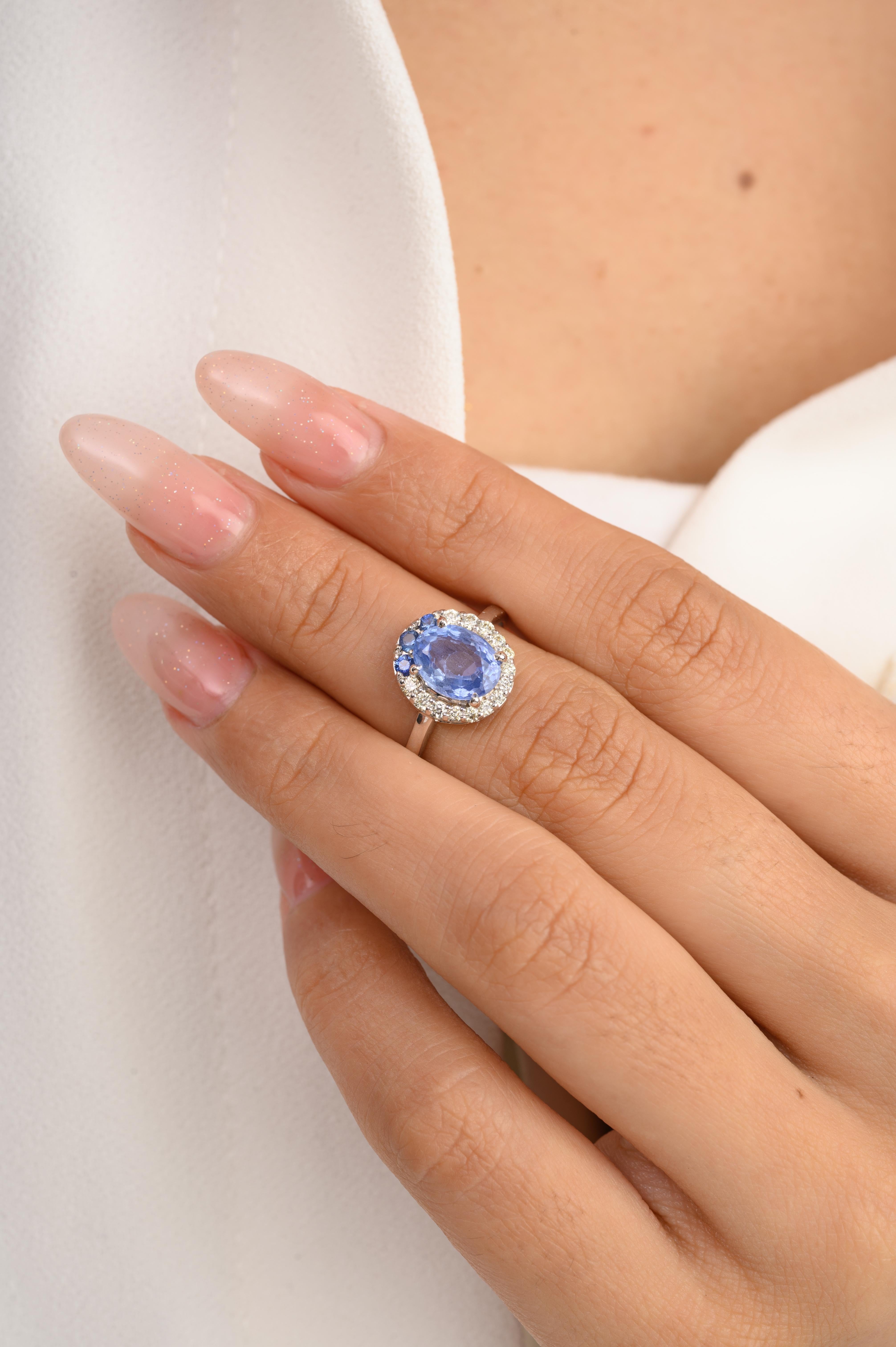 Im Angebot: Designer Verlobungsring mit blauem Saphir und Diamant aus massivem 14k Weißgold () 4