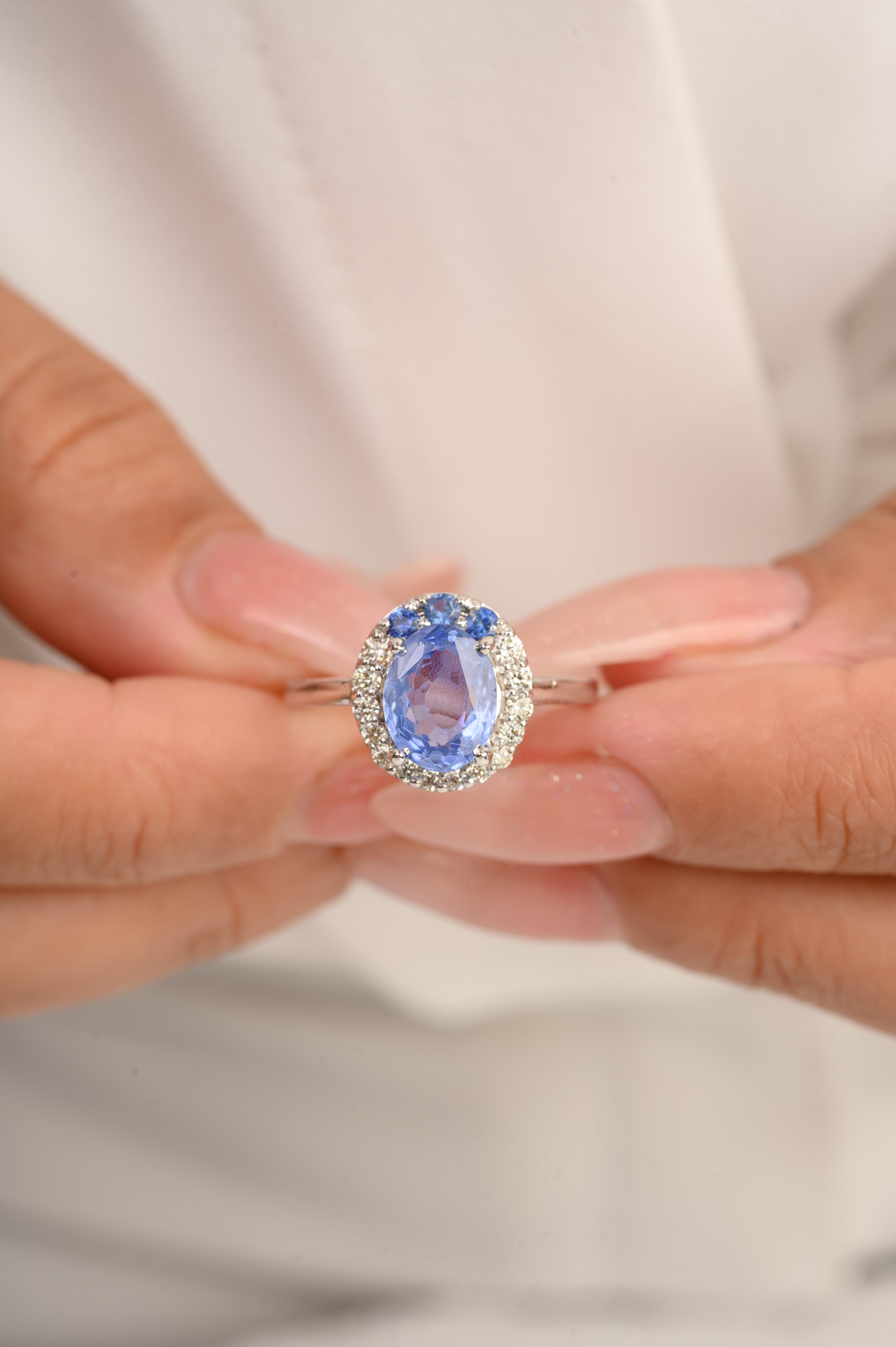 Im Angebot: Designer Verlobungsring mit blauem Saphir und Diamant aus massivem 14k Weißgold () 6