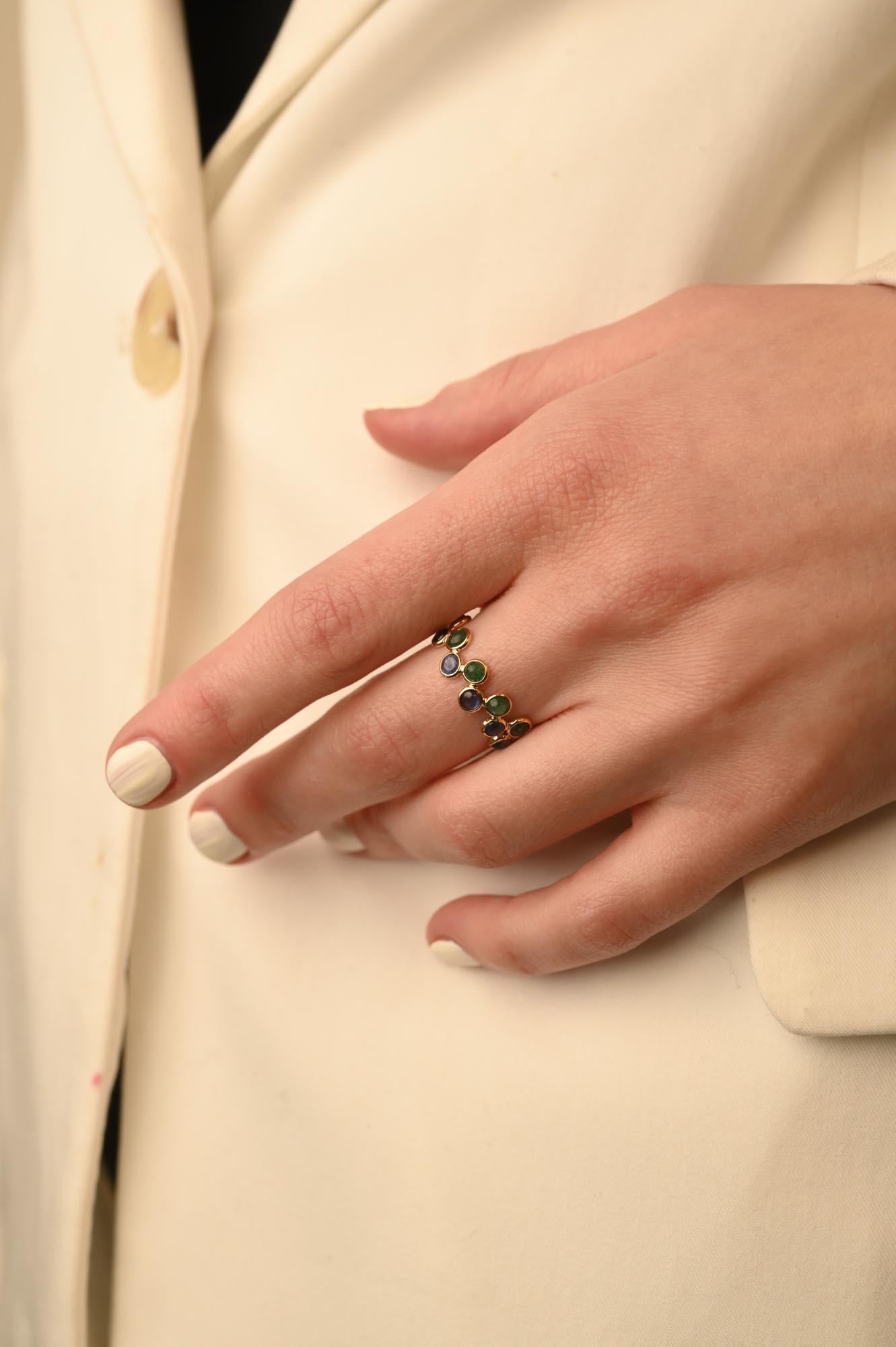 Im Angebot: Designer-Eternity-Ring aus 18 Karat Gelbgold mit blauem Saphir und Smaragd () 2