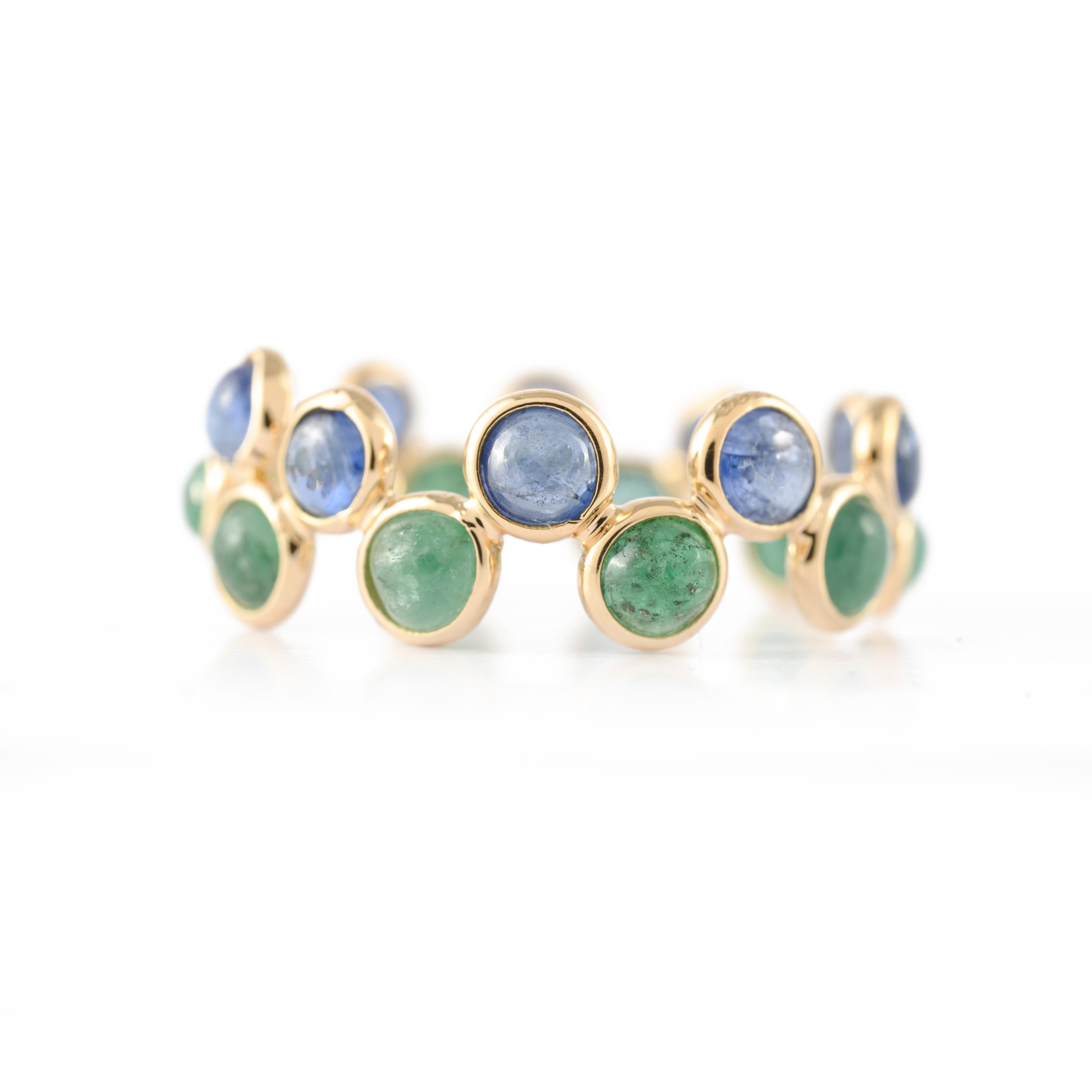 Im Angebot: Designer-Eternity-Ring aus 18 Karat Gelbgold mit blauem Saphir und Smaragd () 3