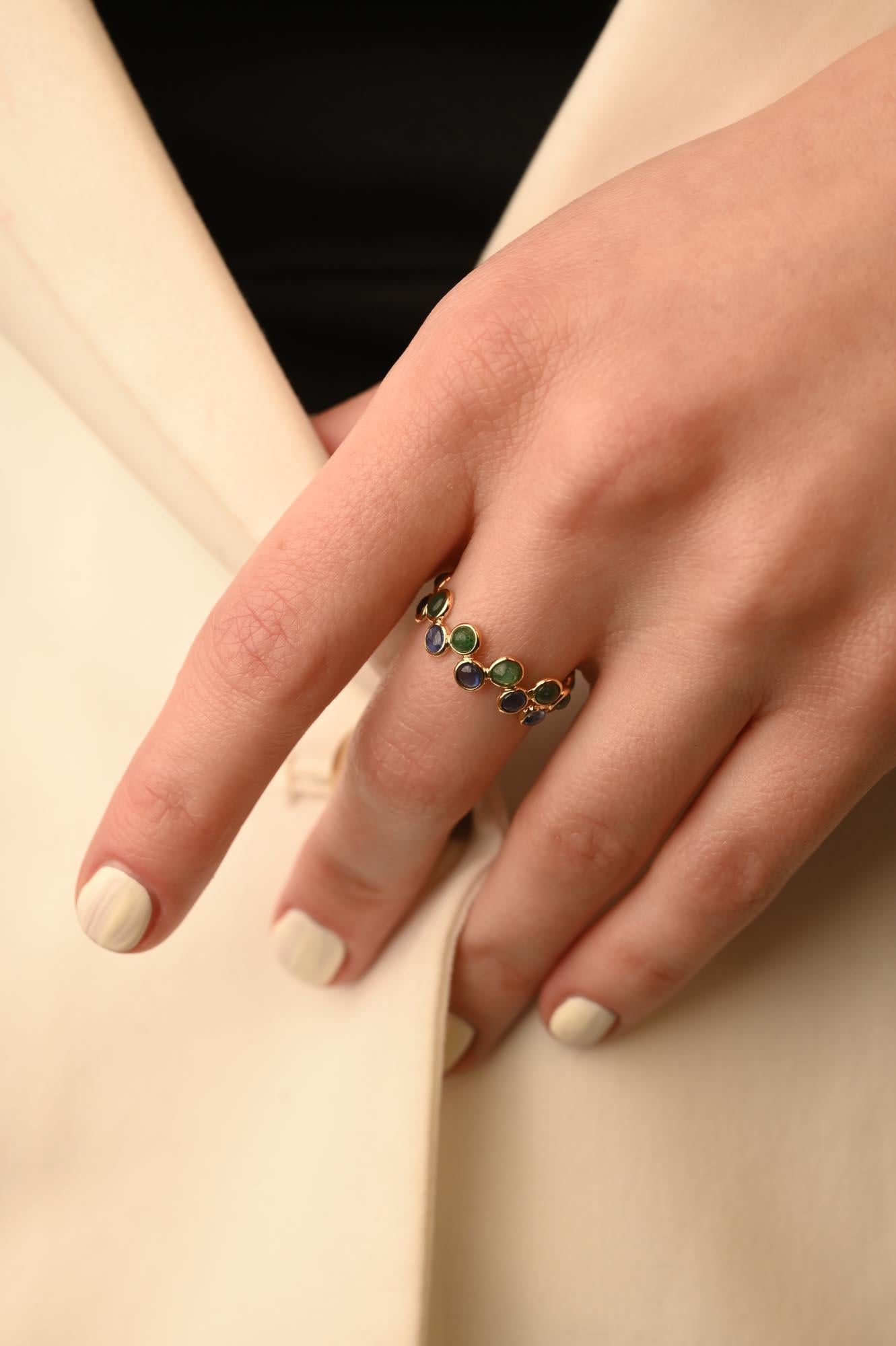 Im Angebot: Designer-Eternity-Ring aus 18 Karat Gelbgold mit blauem Saphir und Smaragd () 4