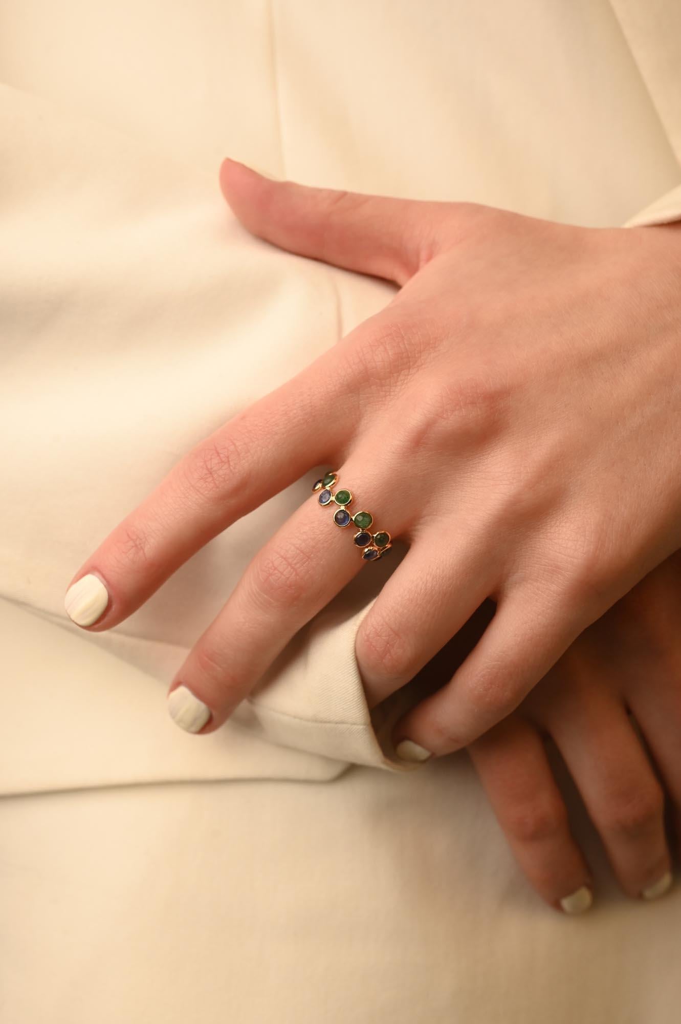 Im Angebot: Designer-Eternity-Ring aus 18 Karat Gelbgold mit blauem Saphir und Smaragd () 6