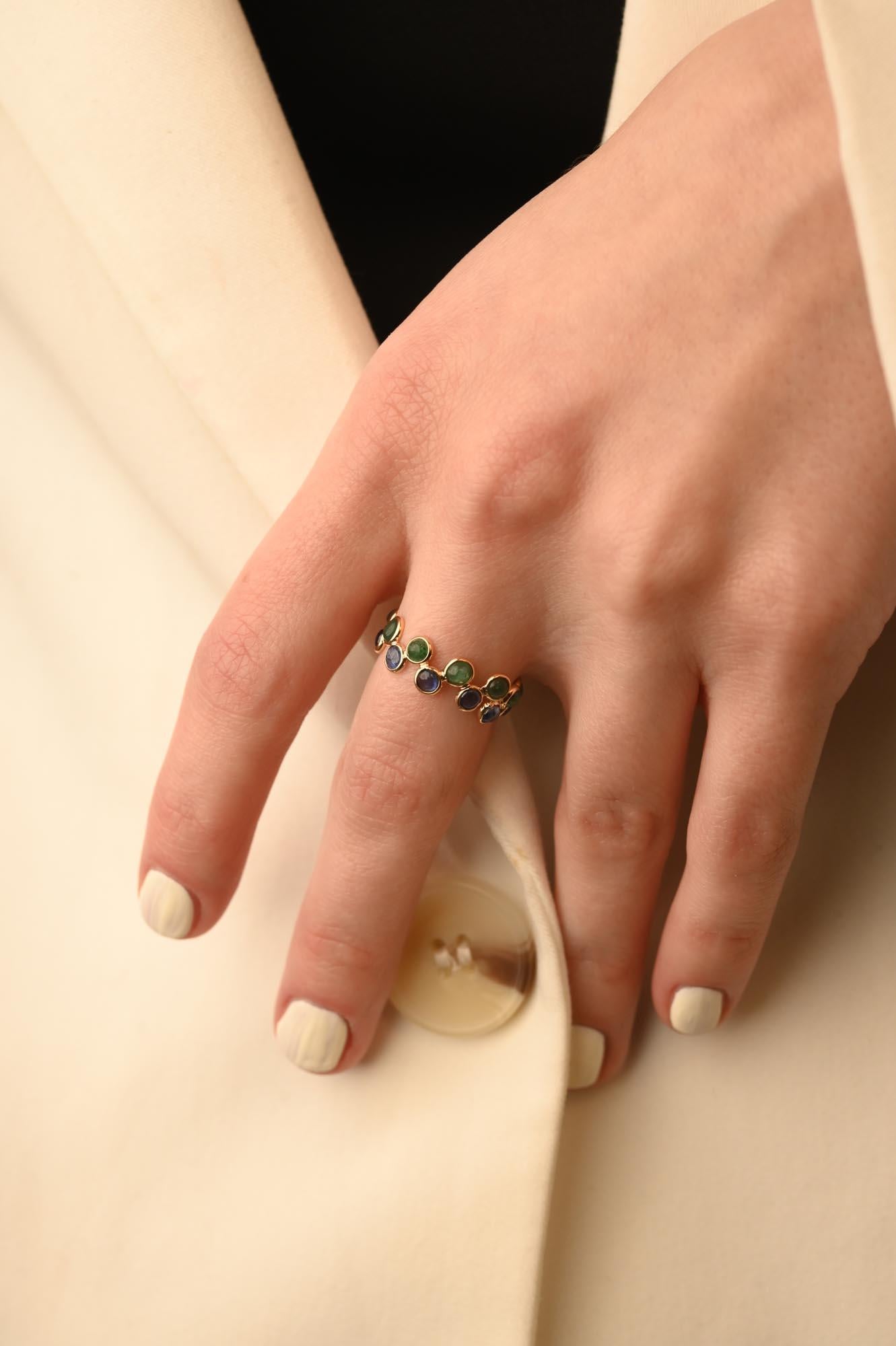 Im Angebot: Designer-Eternity-Ring aus 18 Karat Gelbgold mit blauem Saphir und Smaragd () 8